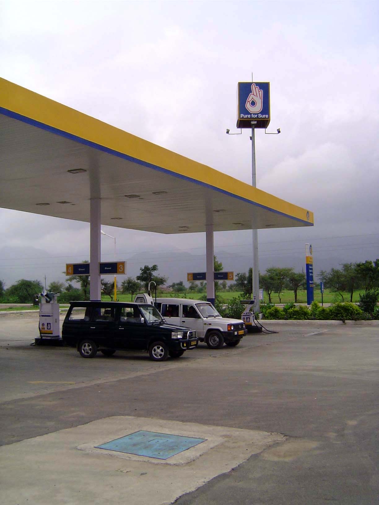 Down at the foot of the mountain: a ridiculous number of filling stations are sprinkled along the national highway. A lot of money has been