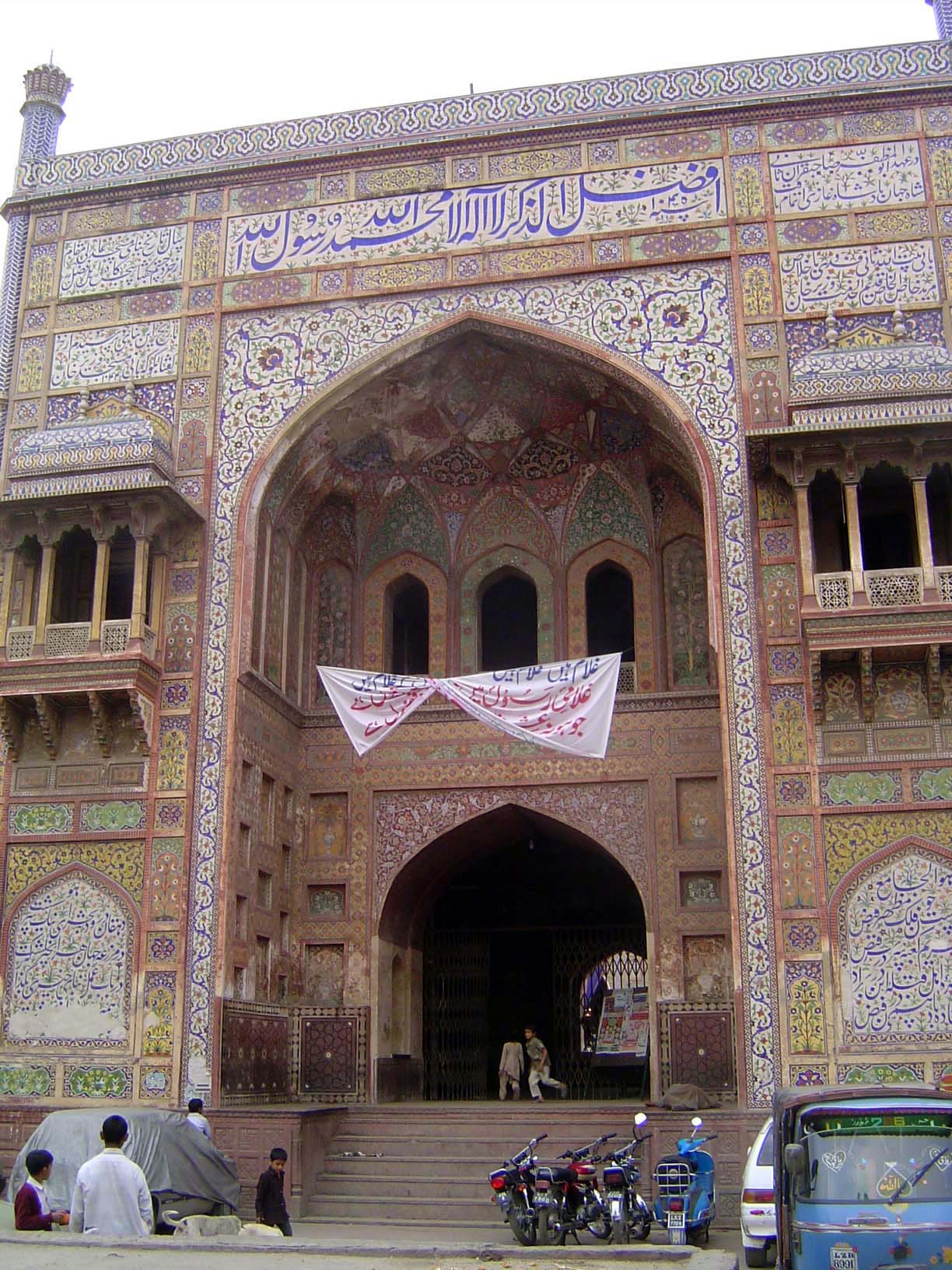 An open entrance. The inscription up top is the same as the one at the entrance to the Badshahi Mosque: "The best words to remember are No G