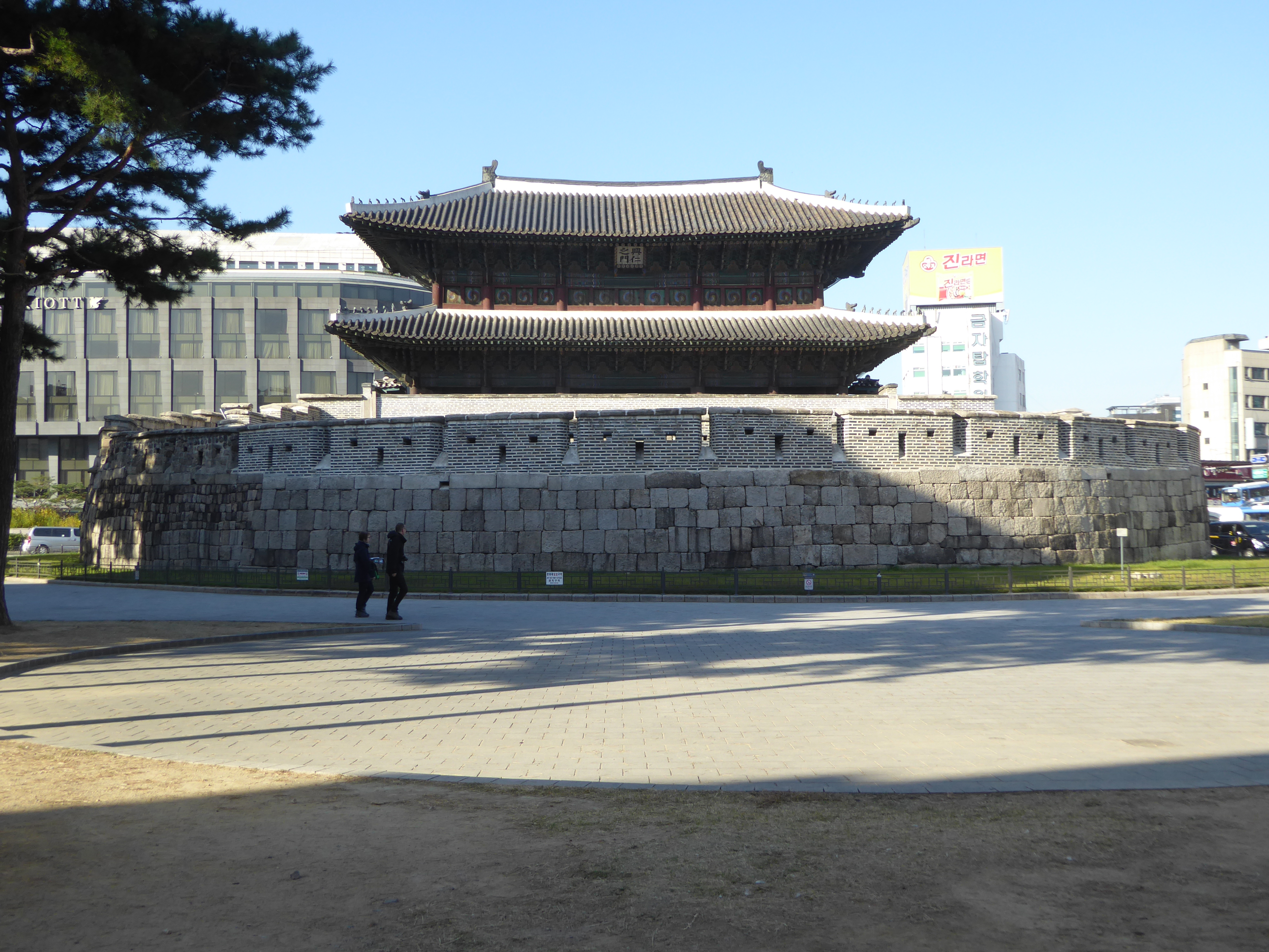 The gate was built in 1398 but rebuilt in 1869. The wall around it was disrupted when streetcars began running along the avenue stretching t