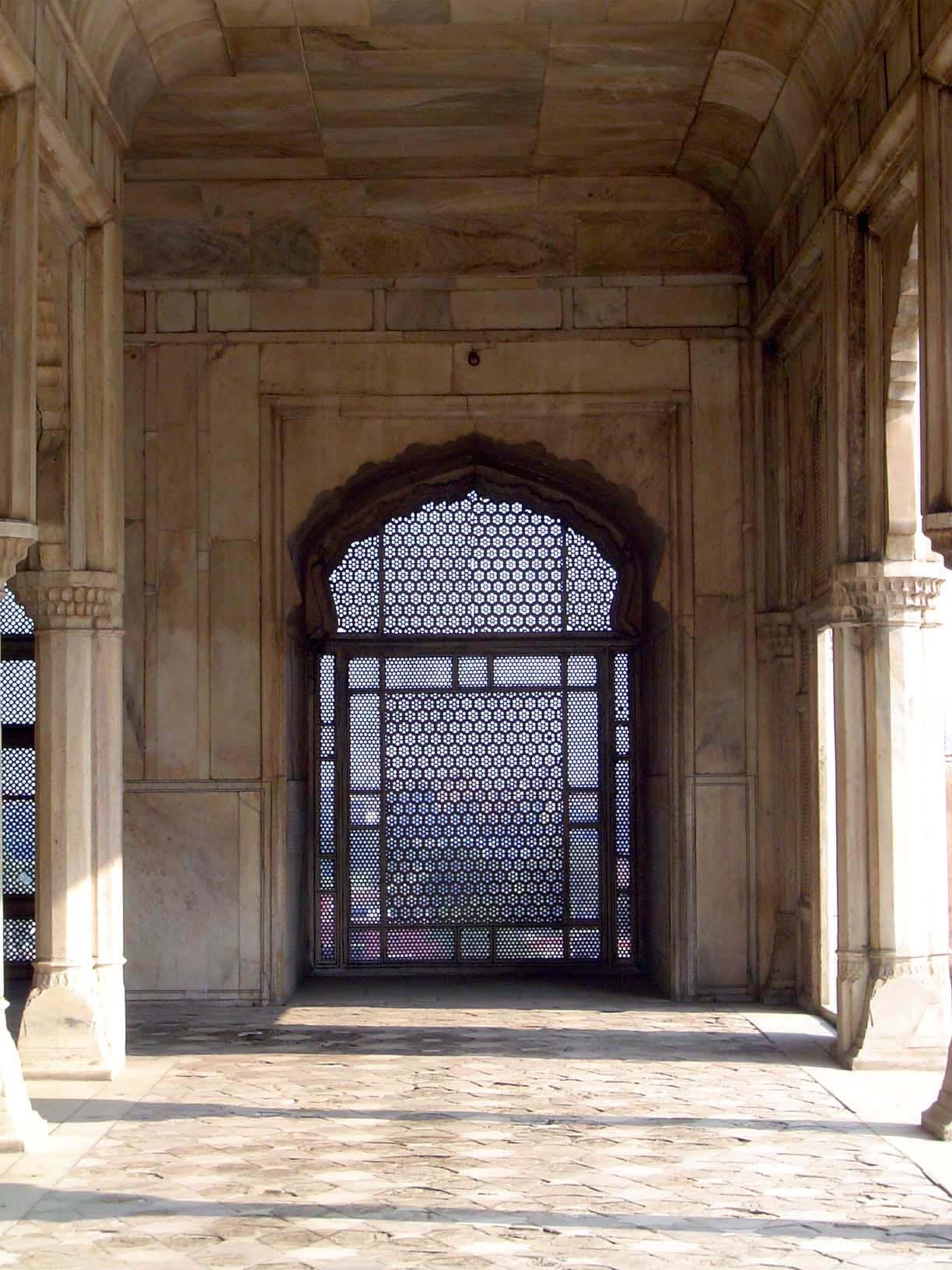 The same hall, with pierced marble screens or jalis overlooking the fort's north wall and the Ravi River.