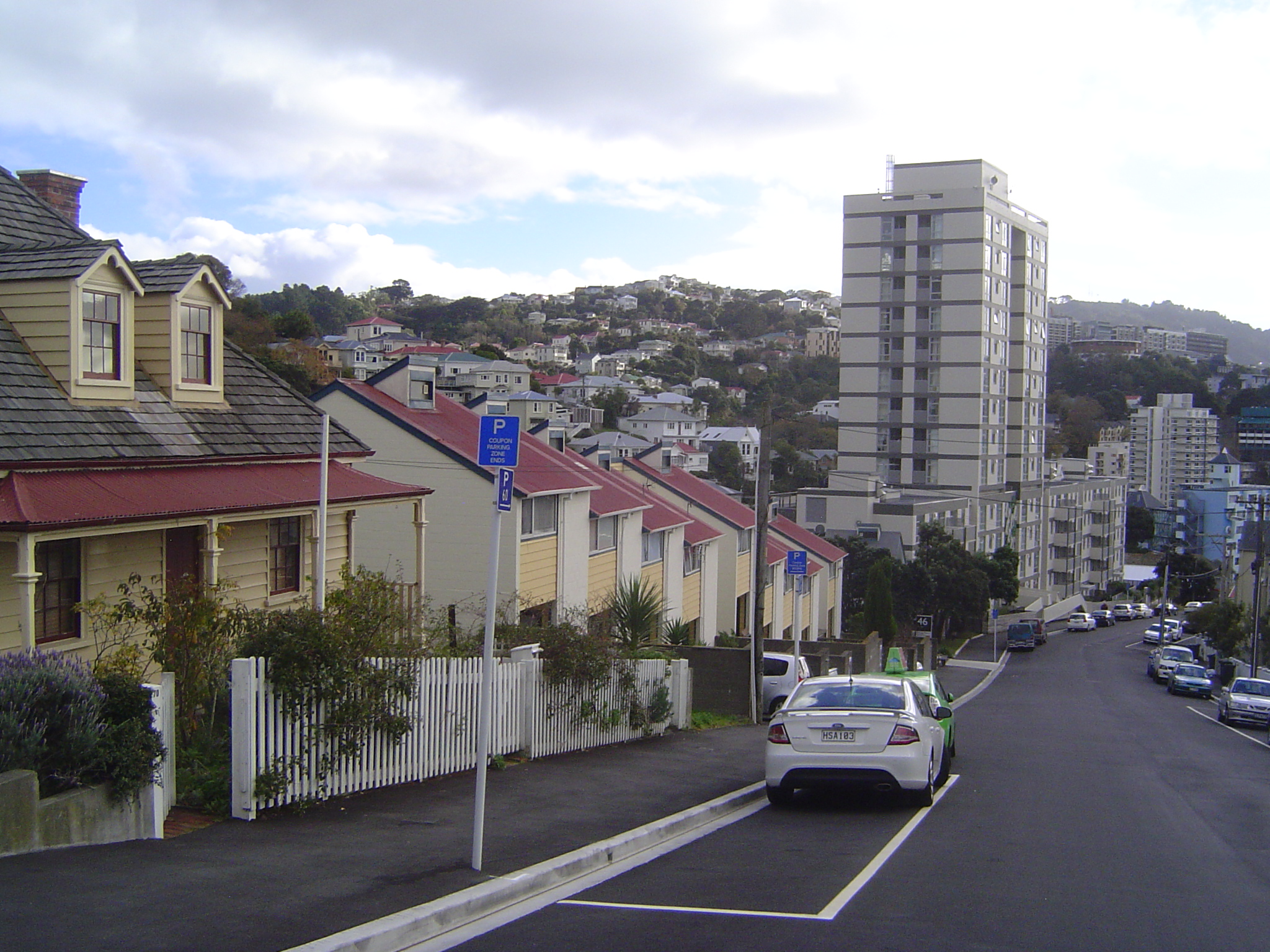 Here it is again, on the far left. Downhill it's boring time again. Up ahead are the Berkeley Dallard apartments, built in 1975 and with 153
