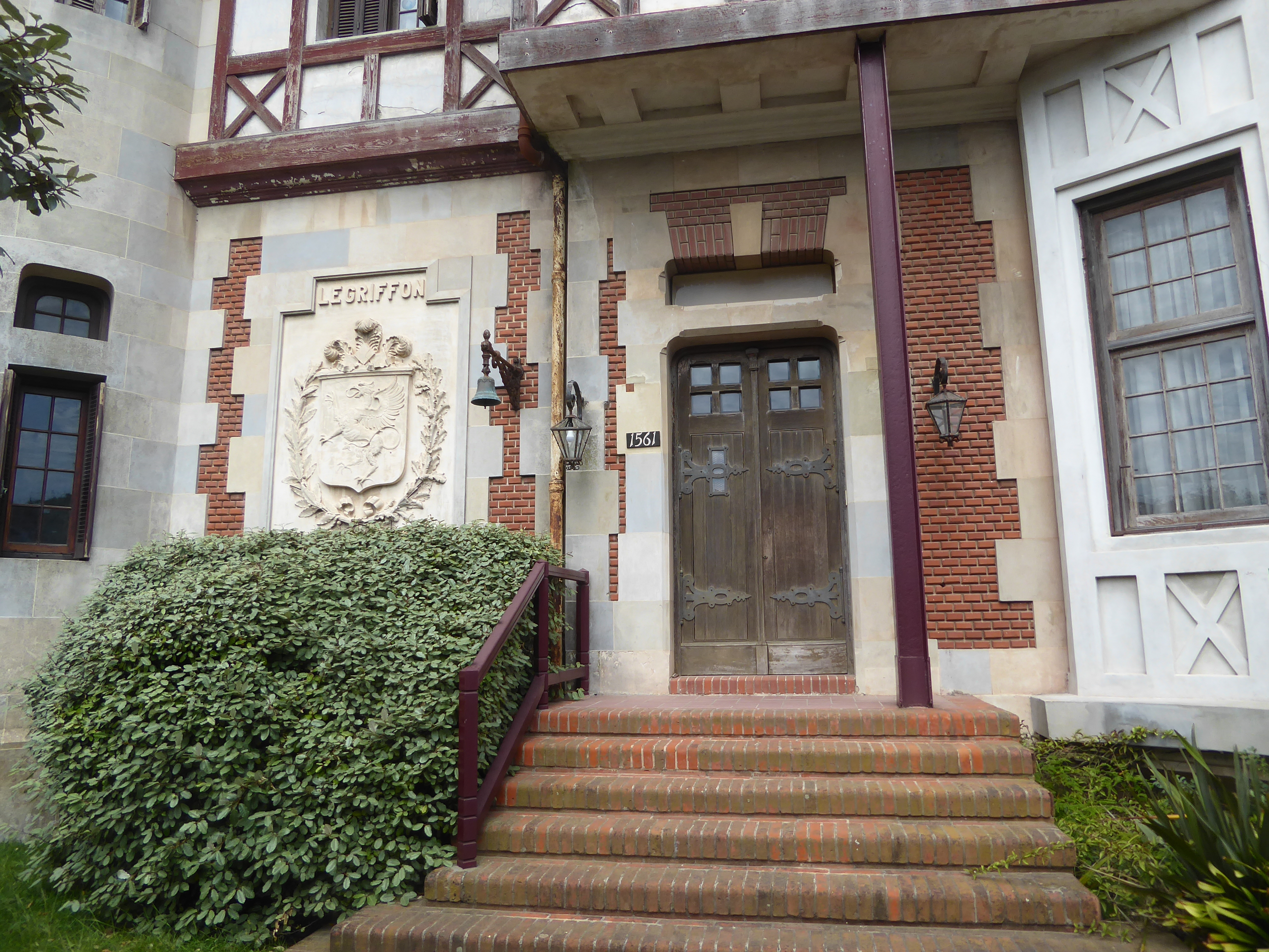 The house was built in 1914 for Andres Mendizabal, a Basque who had arrived in 1870. It was sold in the 1940s to Don Joaquin Secco Illa and