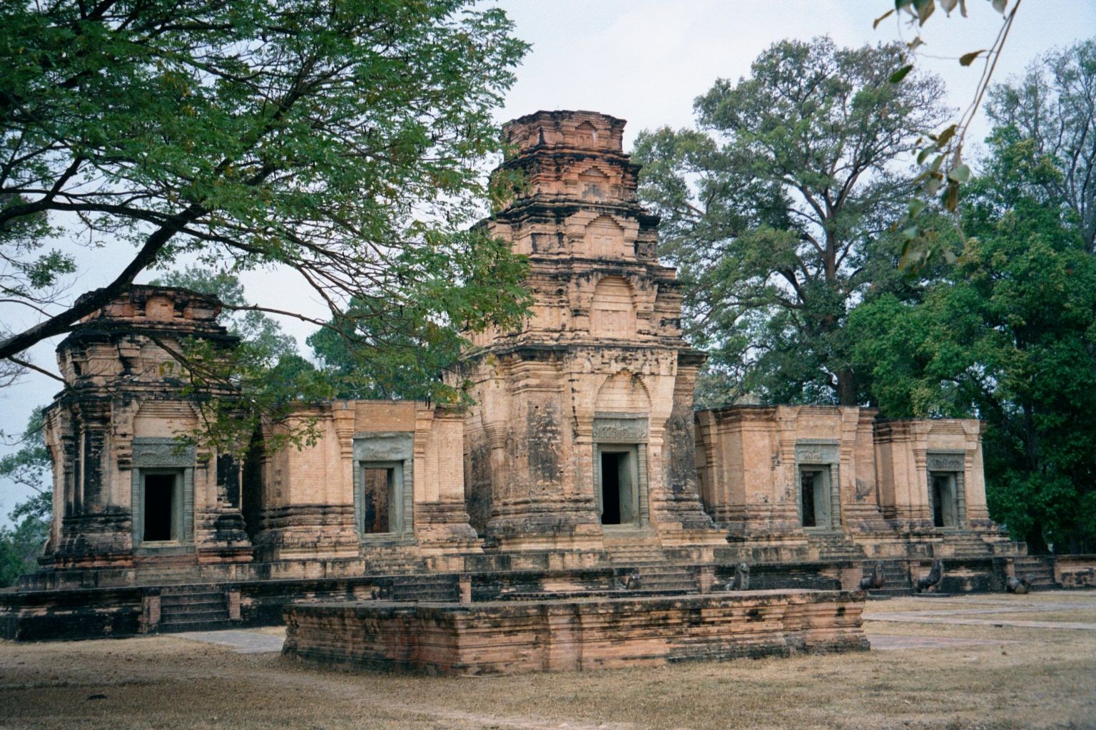 The oldest monument seen yet, these are the sanctuaries of Prasat Kravan, southeast of Banteay Kdei. They were built of brick, consecrated i