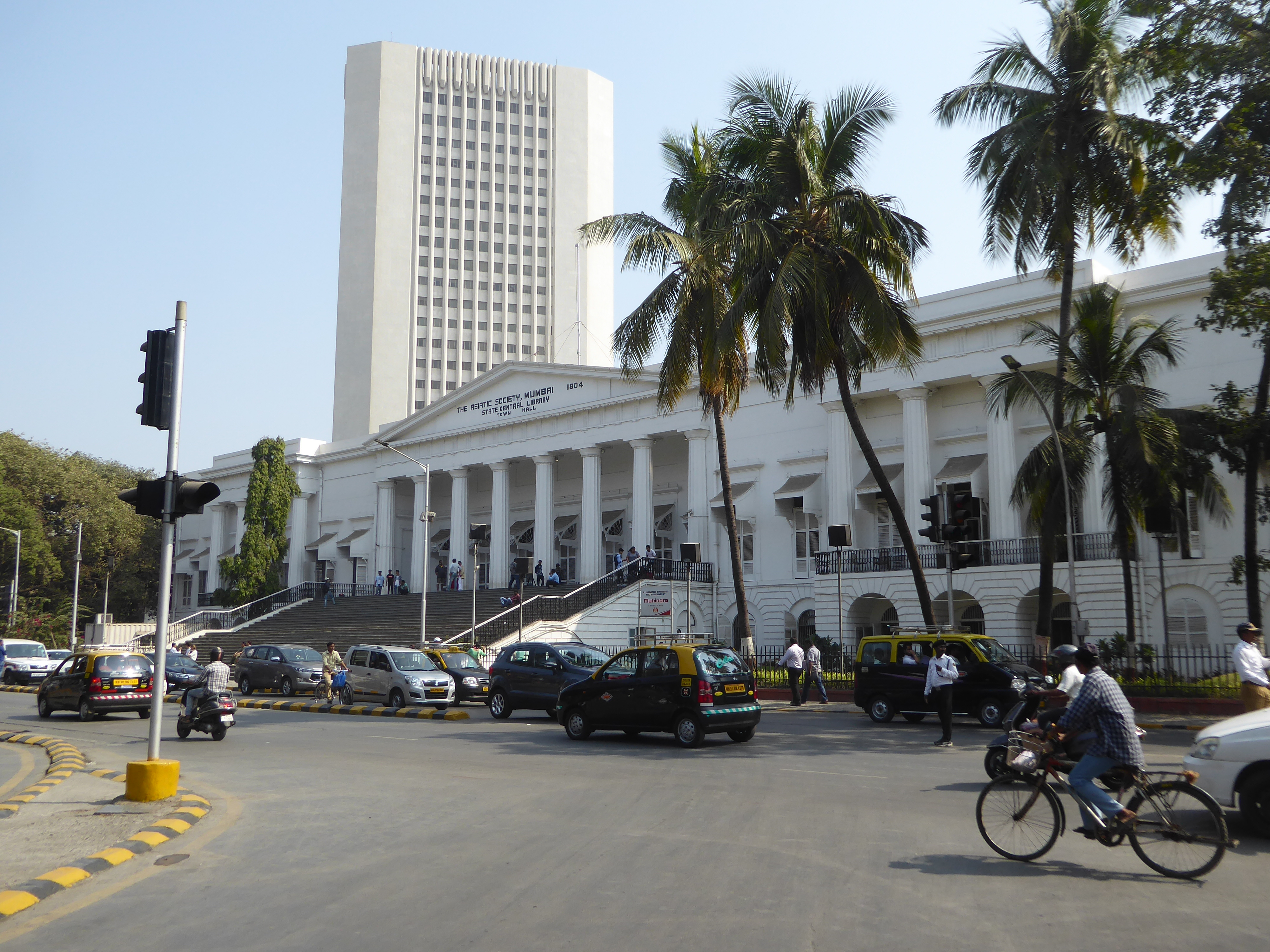 At the east end of the park there's the old town hall, backed up by the highrise Reserve Bank of India.