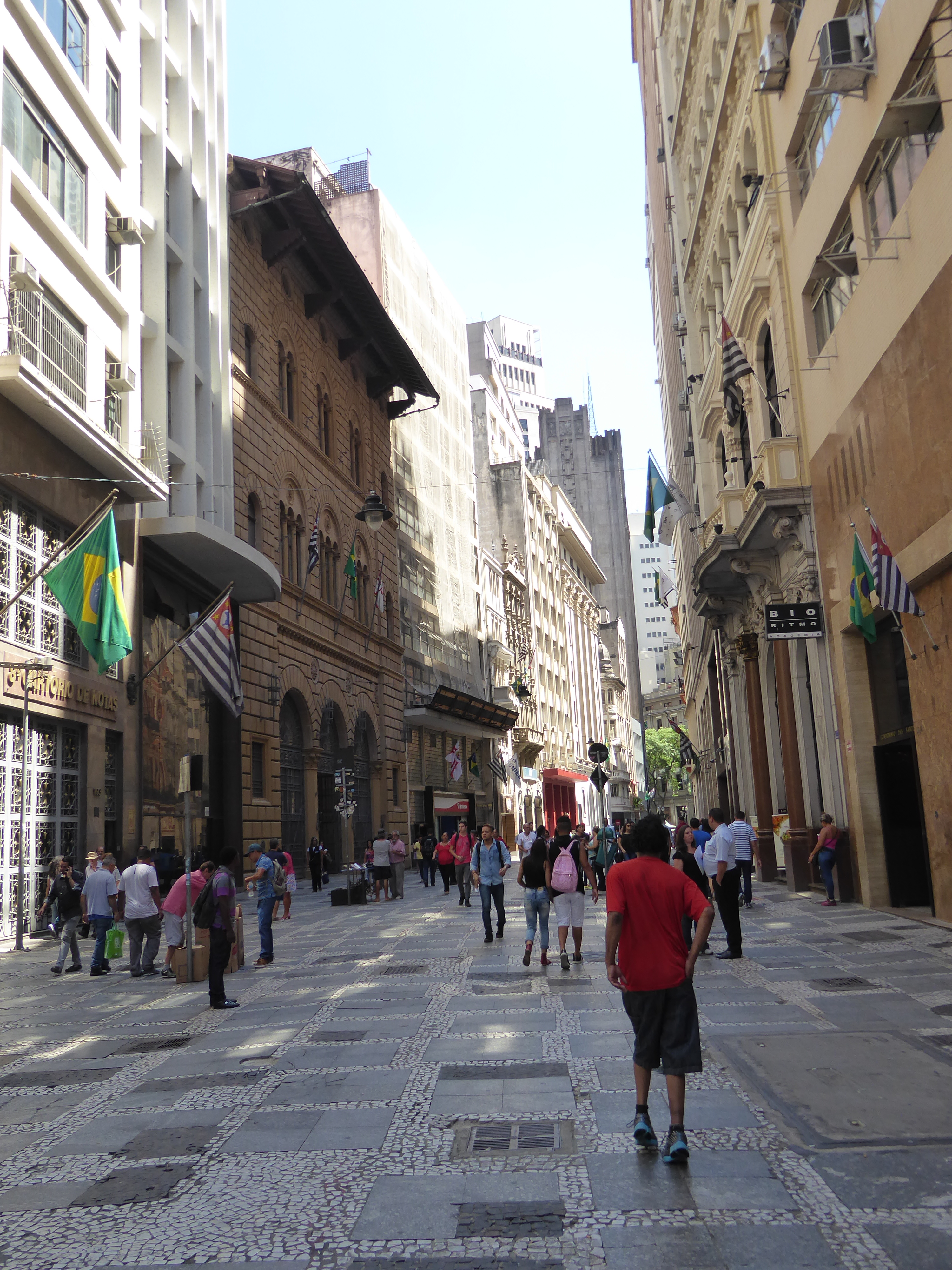 Some of the streets of this old core have been pedestrianized, including this one, Quinze de Novembro. The name marks Republic Day and the a