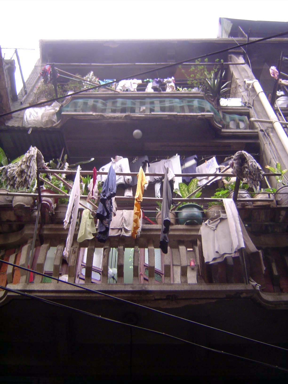 In the humidity, clothes dry slowly.