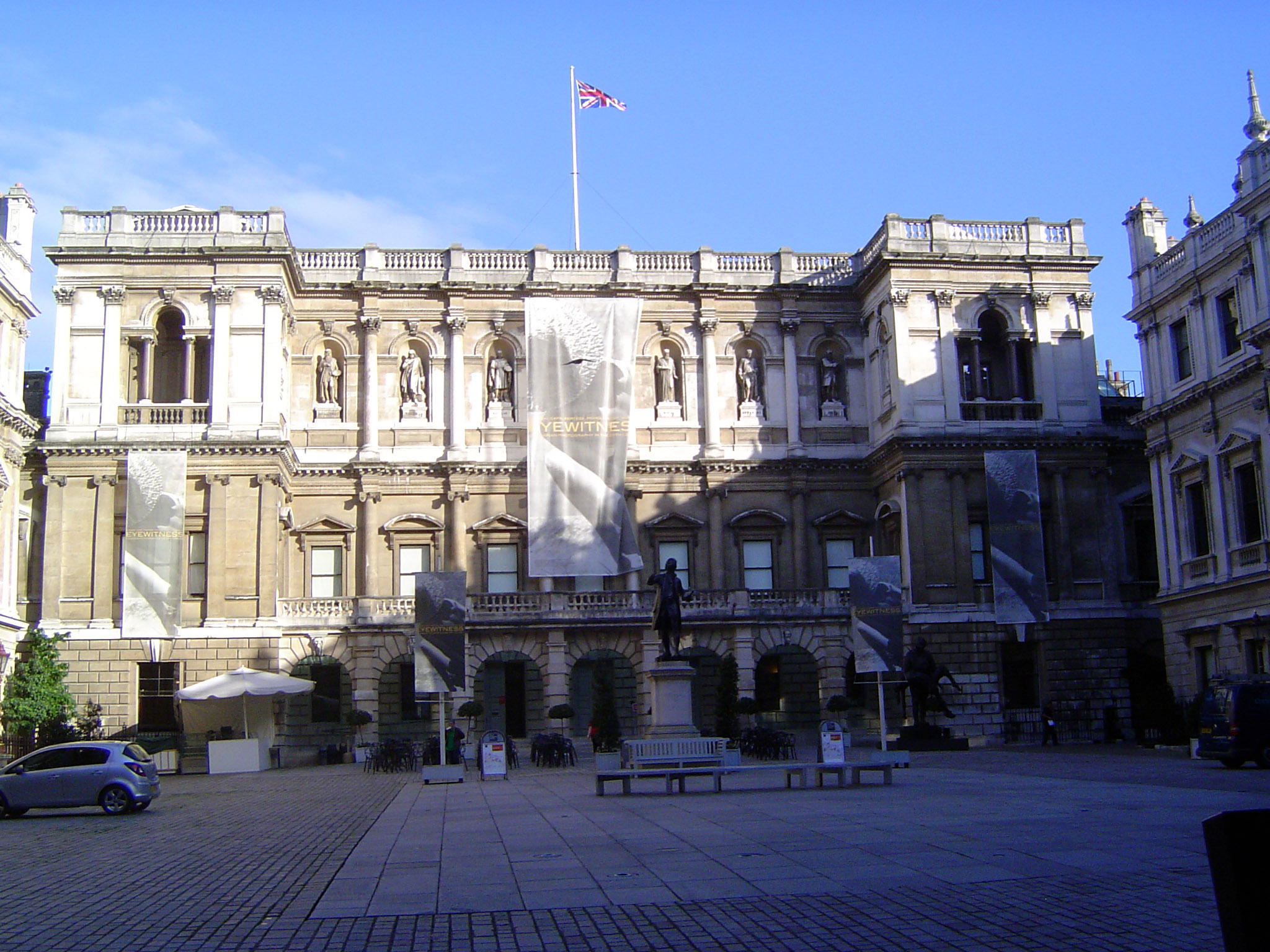 Burlington House, another building dedicated to art, was a private house until 1854. Smirke, the architect of the British Museum, suggested