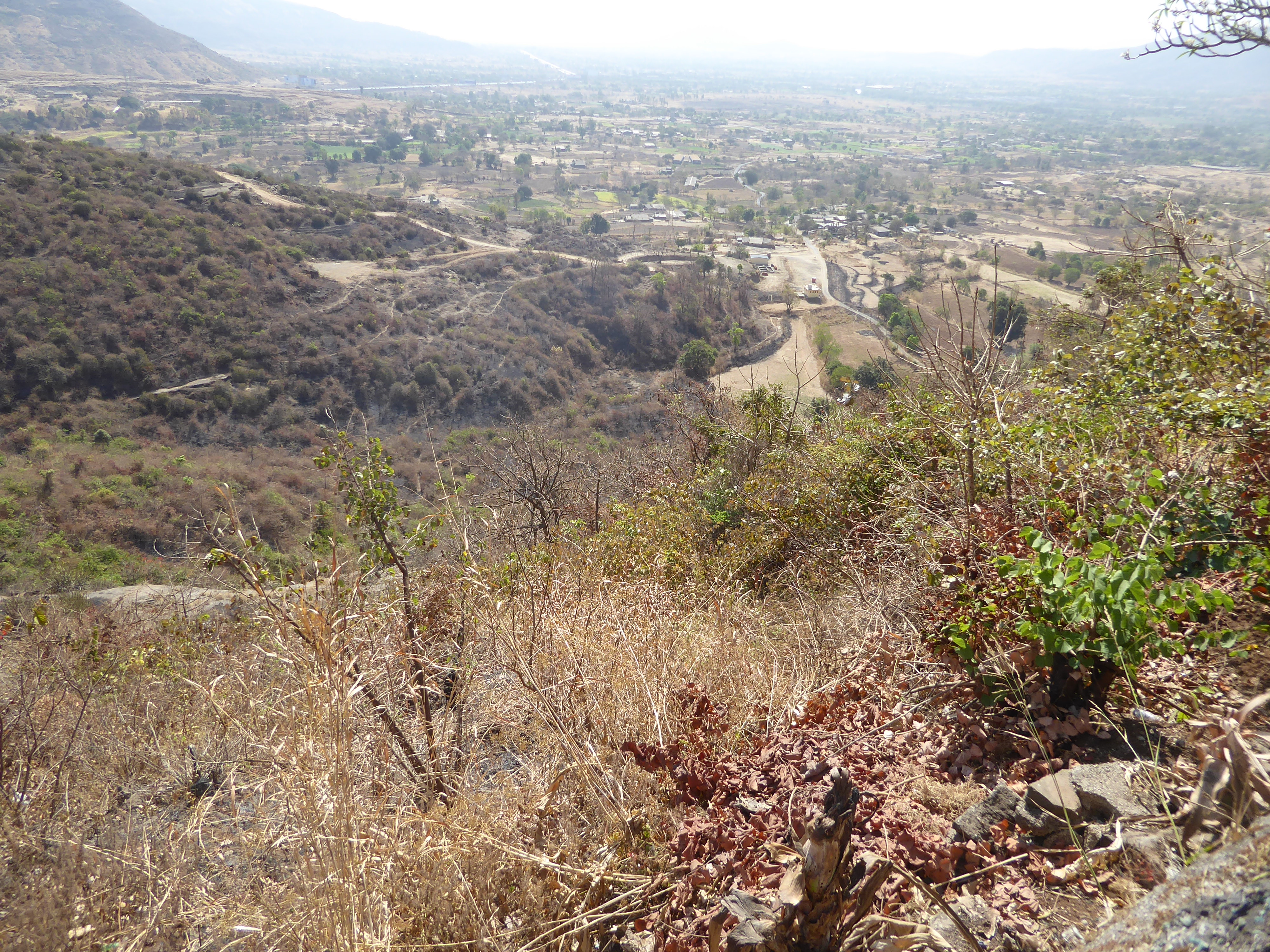 We've climbed up about 300 feet. Yes, that's the Mumbai Highway you can see bent in the distance; nearer to us it disappears into a tunnel.