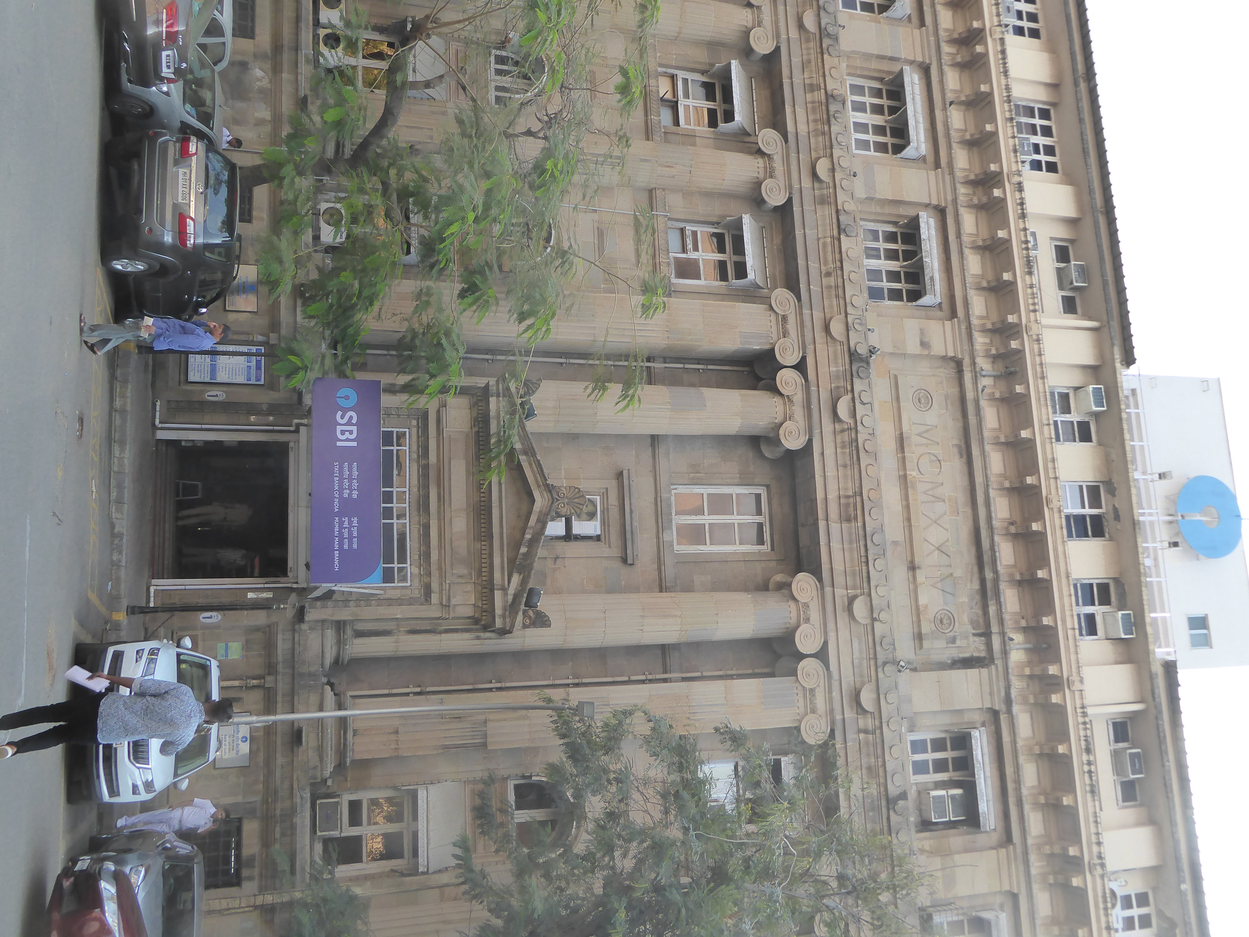 Welcome to the main Mumbai branch of the State Bank of India, until 1955 the Imperial Bank of India. That bank opened here in 1924 and had b