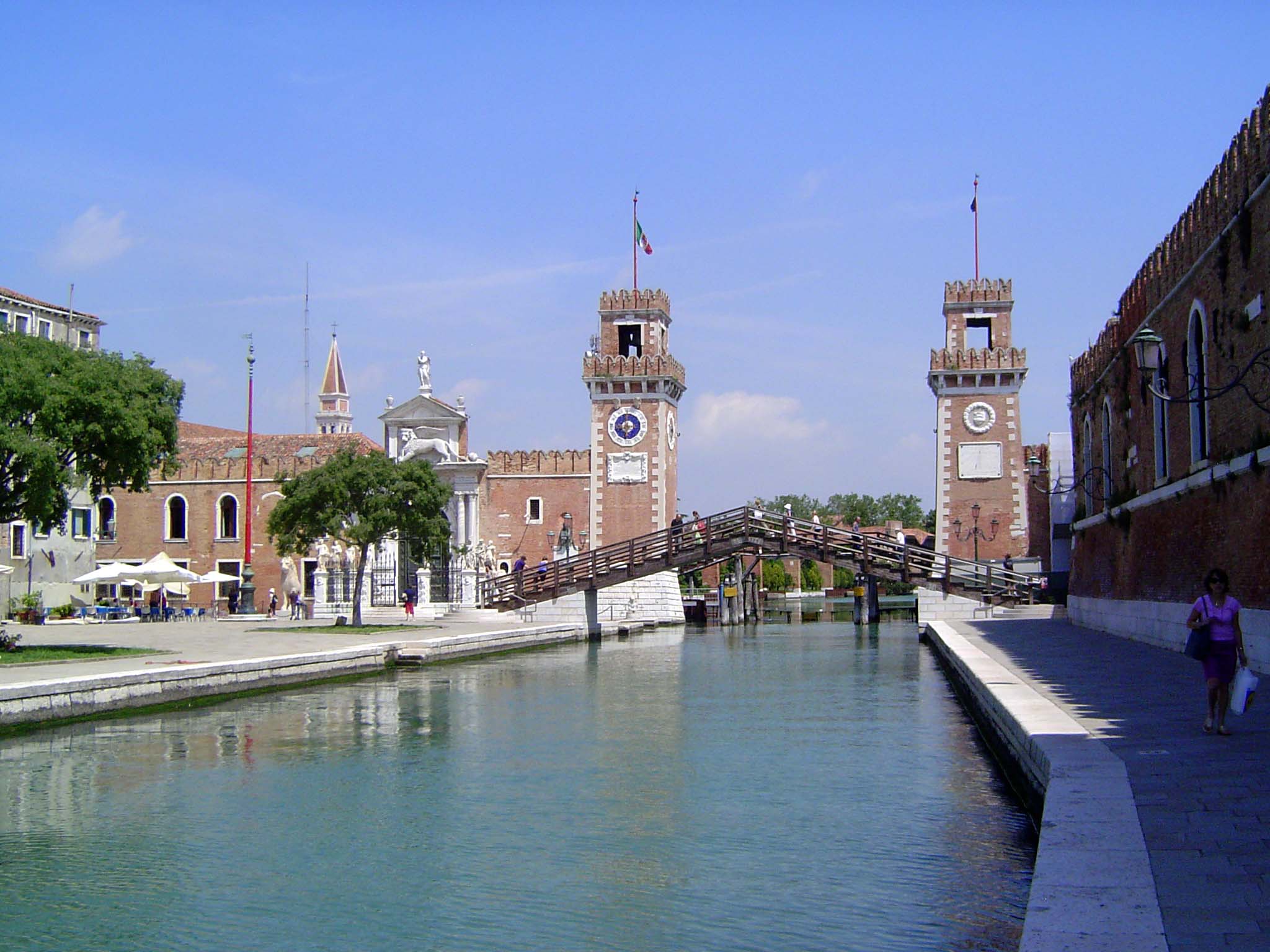 The Rio Del' Arsenale leads to one of two entrances.. A plaque to the right of the gate carries a quote from Dante's Divine Comedy speaking