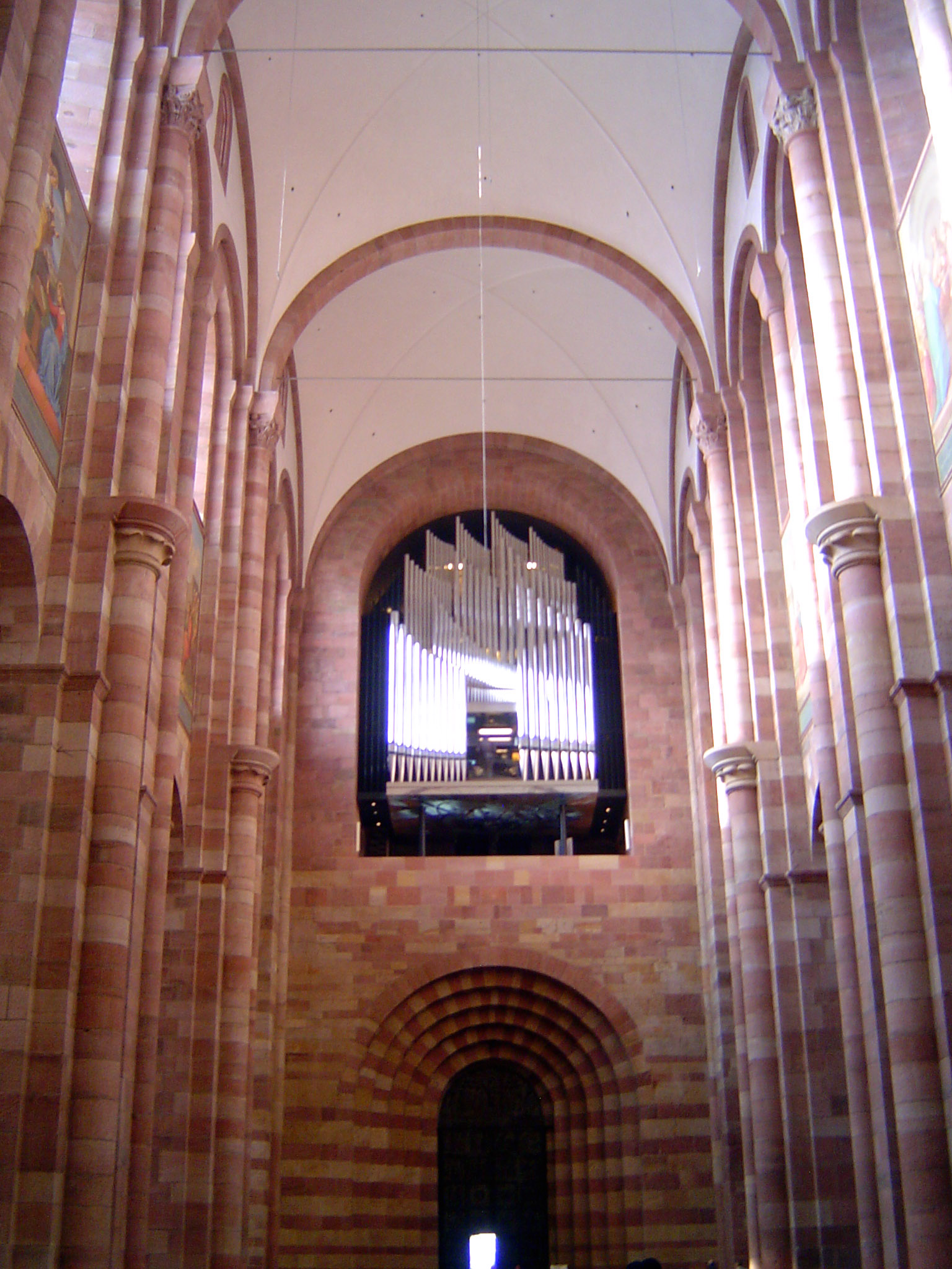 There are only six vaults in the nave, but each one spans two bays. Call it "double-bay vaulting."