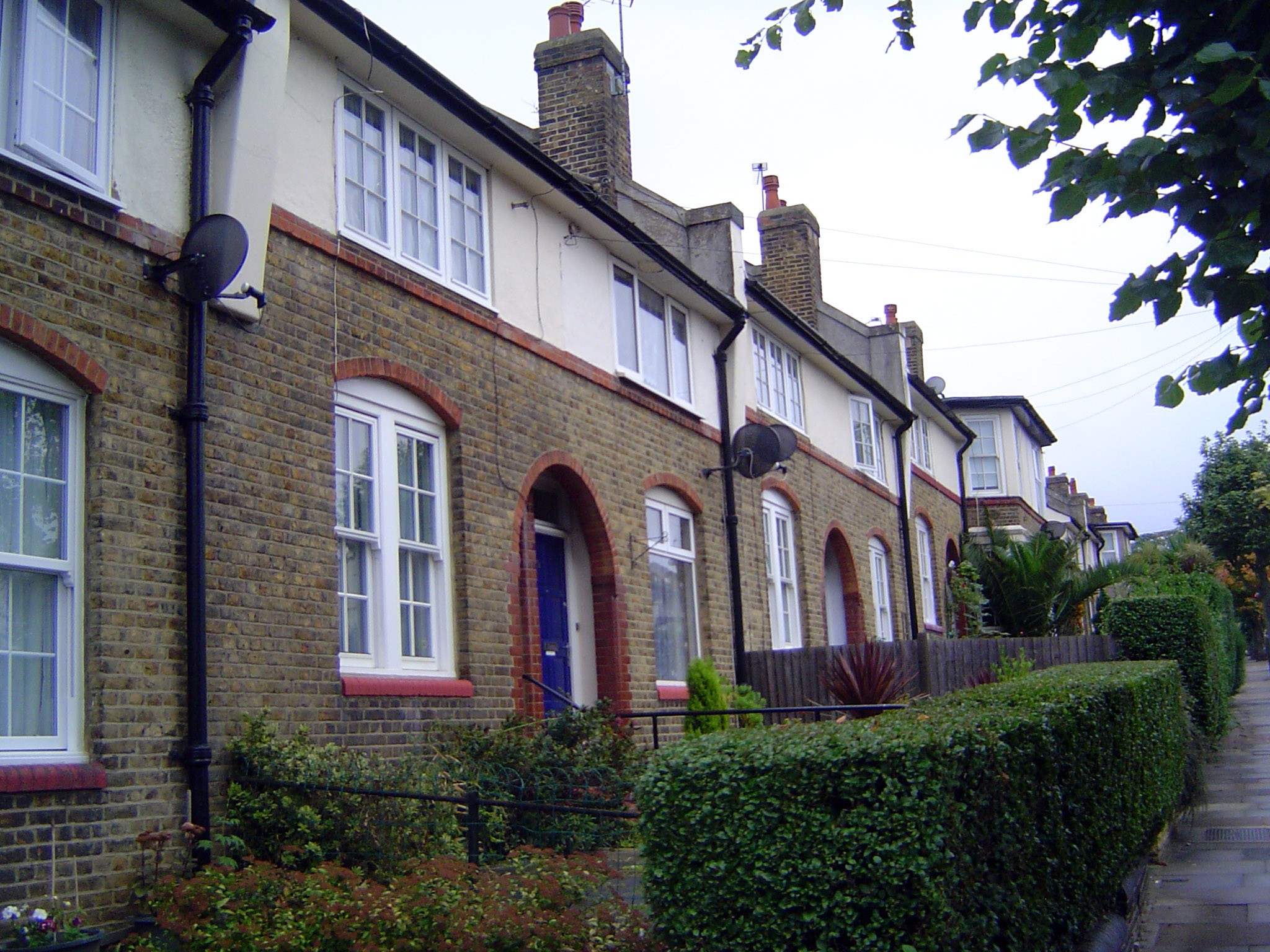 It took another 50 years for something like the prince's model to be put into common practice. We've come to the Totterdown Estate. On the a
