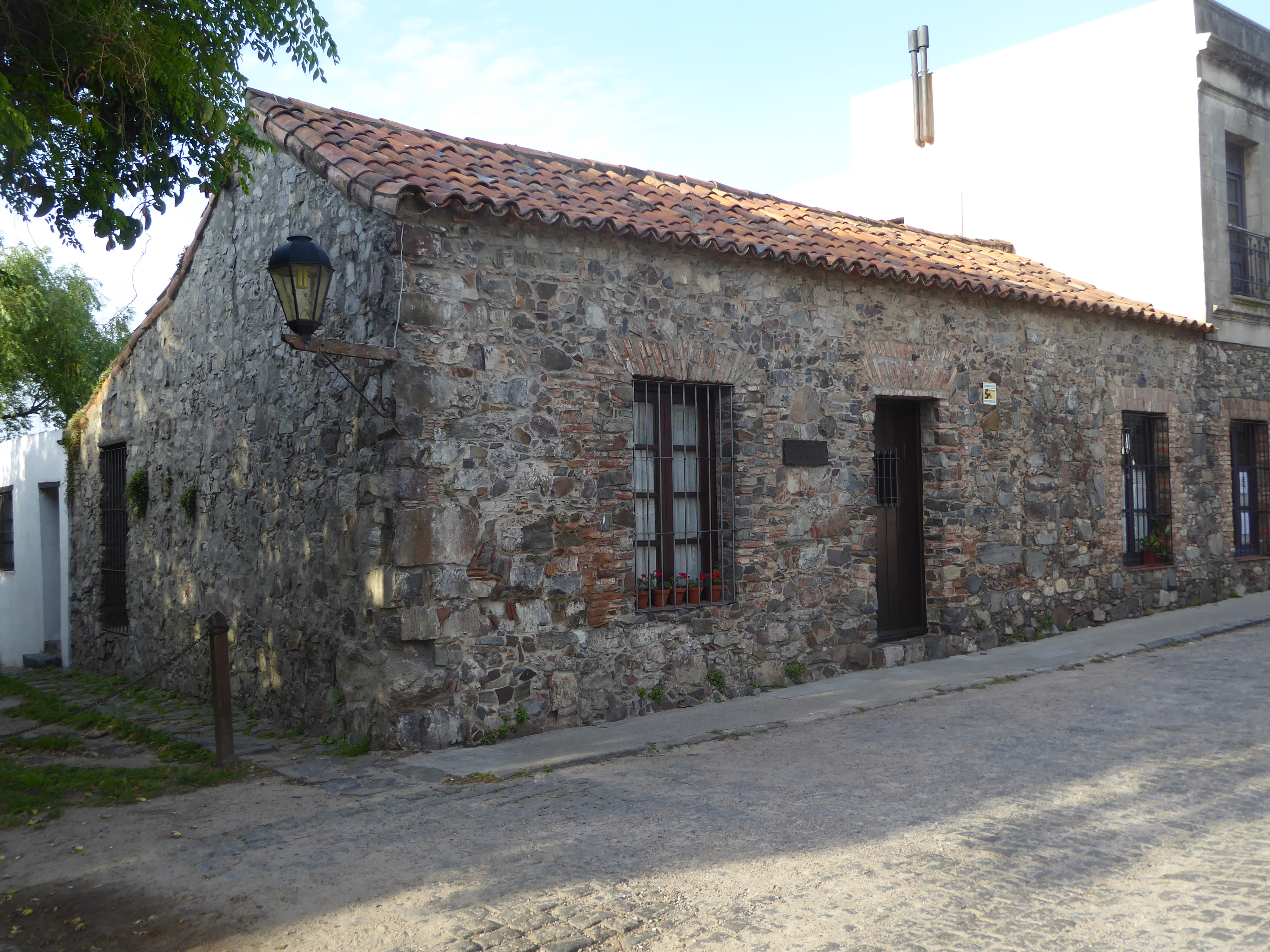 Some buildings, like this one on Vivienda De Solis y de San Pedro, are well cared for, but how close is its appearance to its original appea