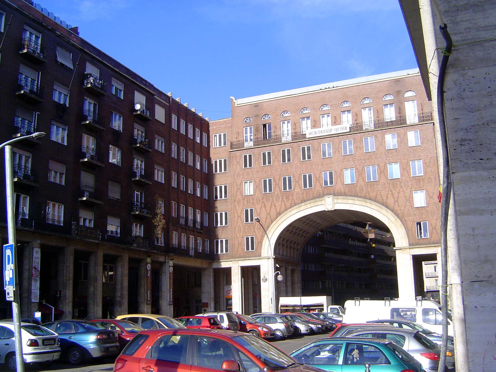 Compare the OTI blocks with this, the Madach apartments, by Gula Walder, 1938. The huge building was intended as the first stage of a new av