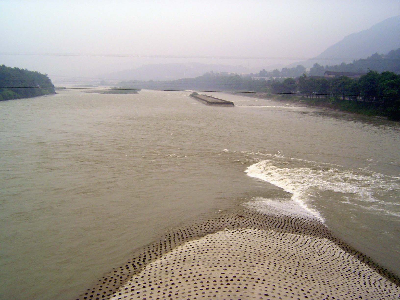 The Fish Snout divides the stream. Originally of rock, it was rebuilt in concrete in the 1920s.