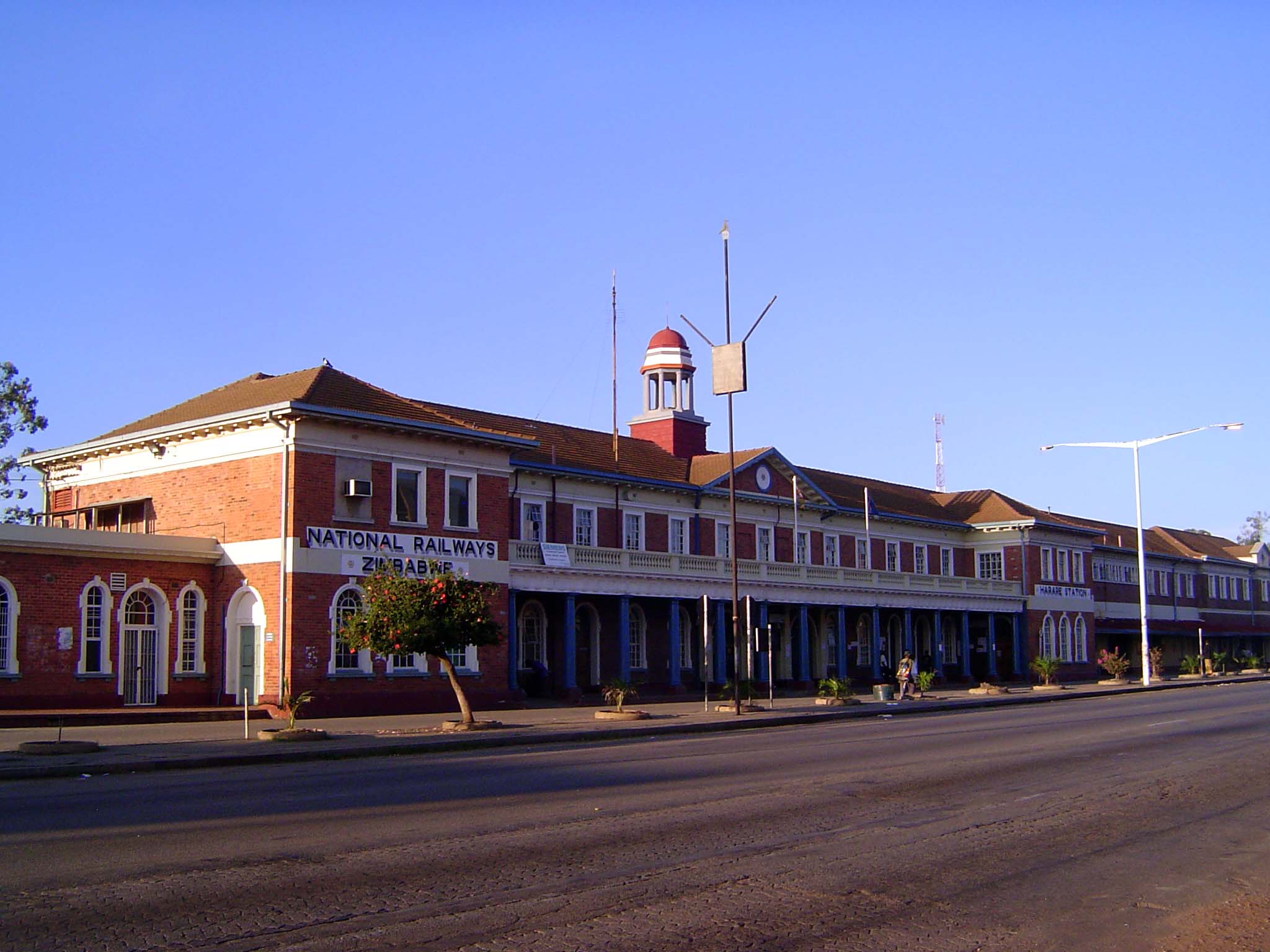 The deserted railway station. The track arrived in Harare, then called Salisbury, in 1899. It came from Beira, on the coast of Mozambique, v