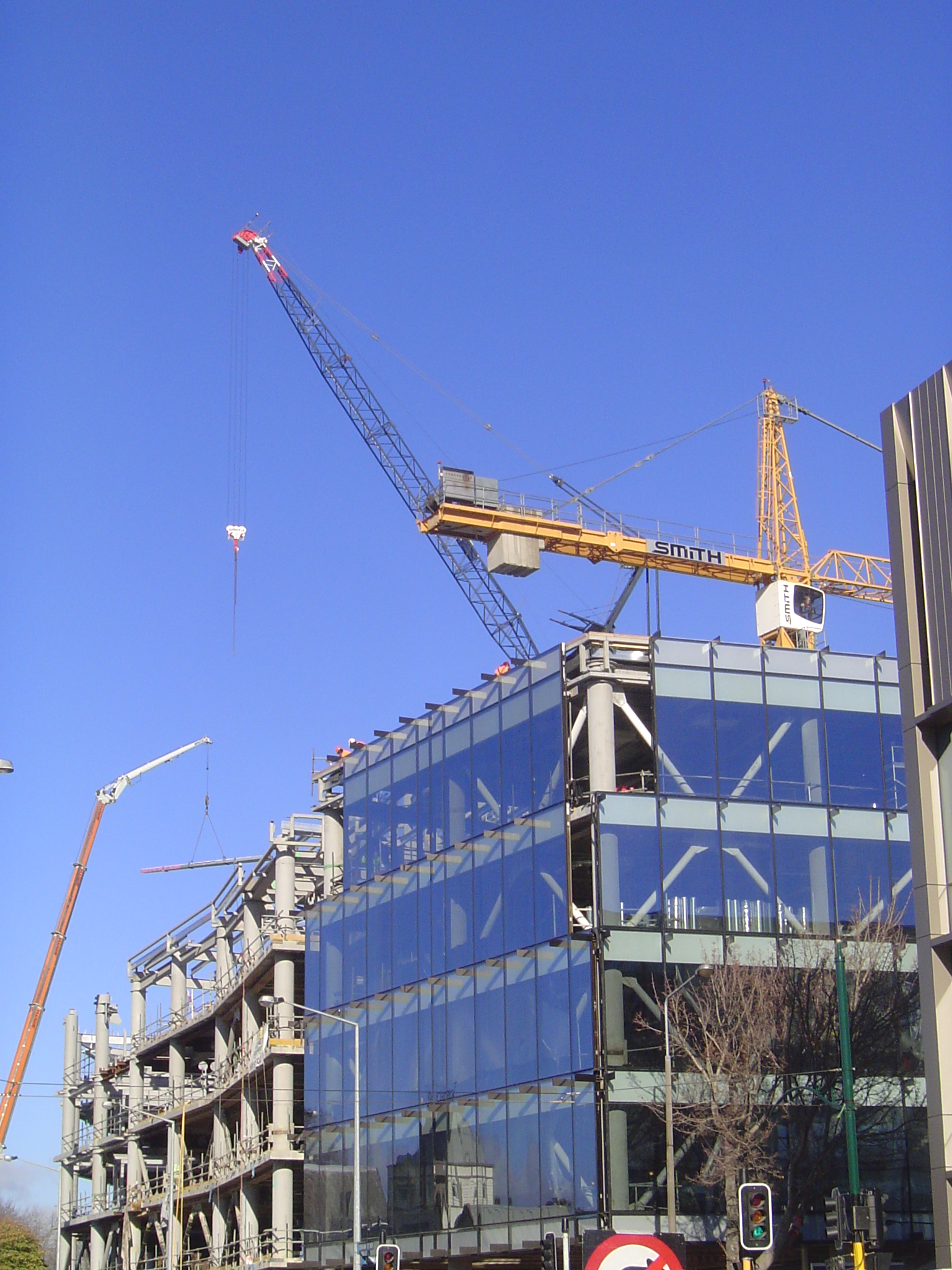 Another building comes along. Nope: not concrete. It's tubular steel.