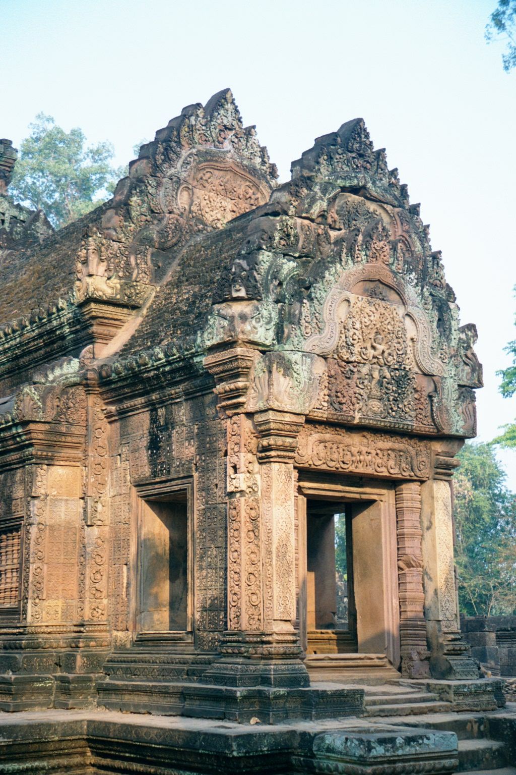 Inside the gate: the foot of the T-shaped sanctuary.