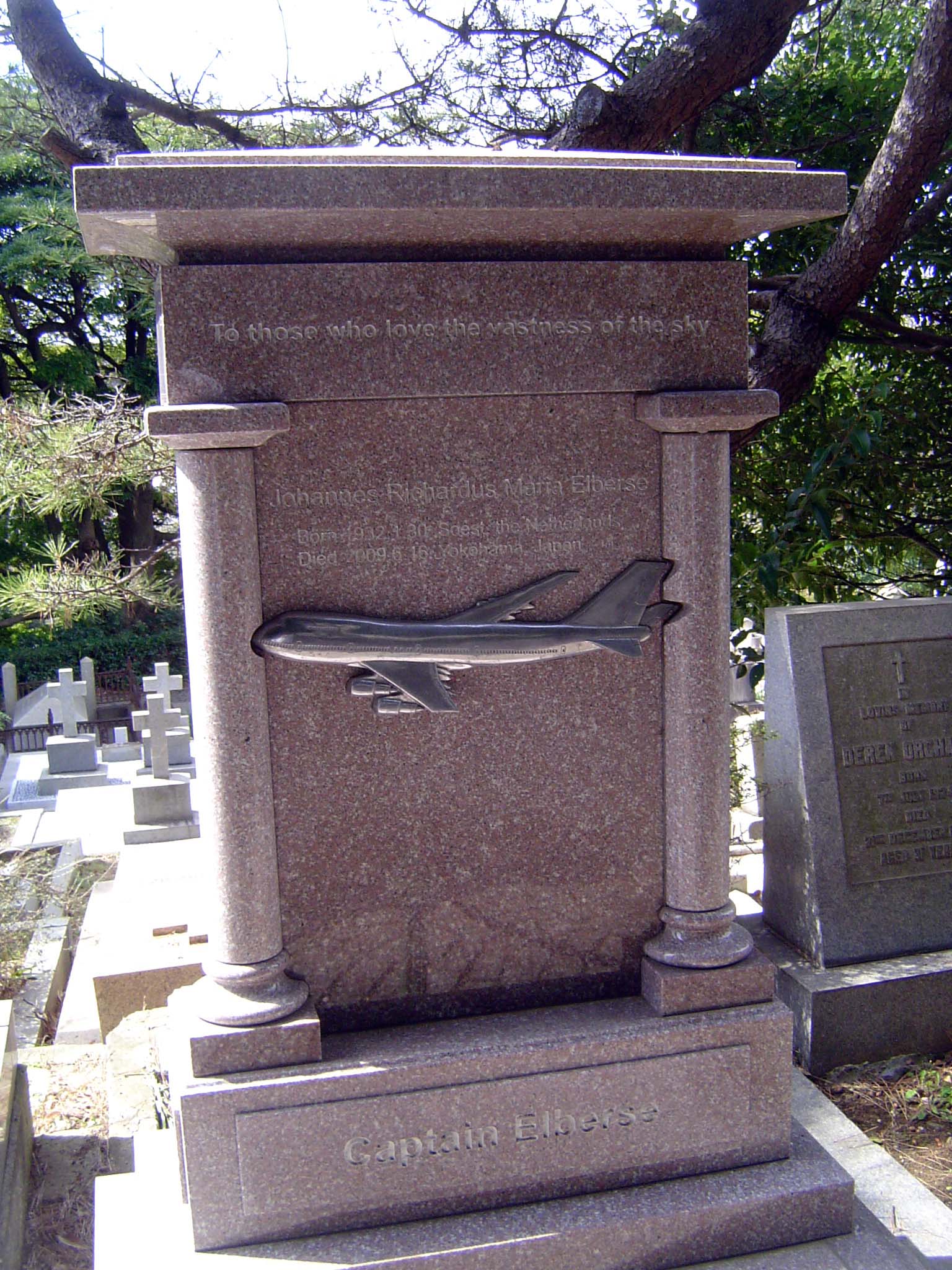 A happier ending: the tombstone of Jan Elberse, a Boeing 747 captain who, before retiring, flew for JAL. Could be, of course, that he's just