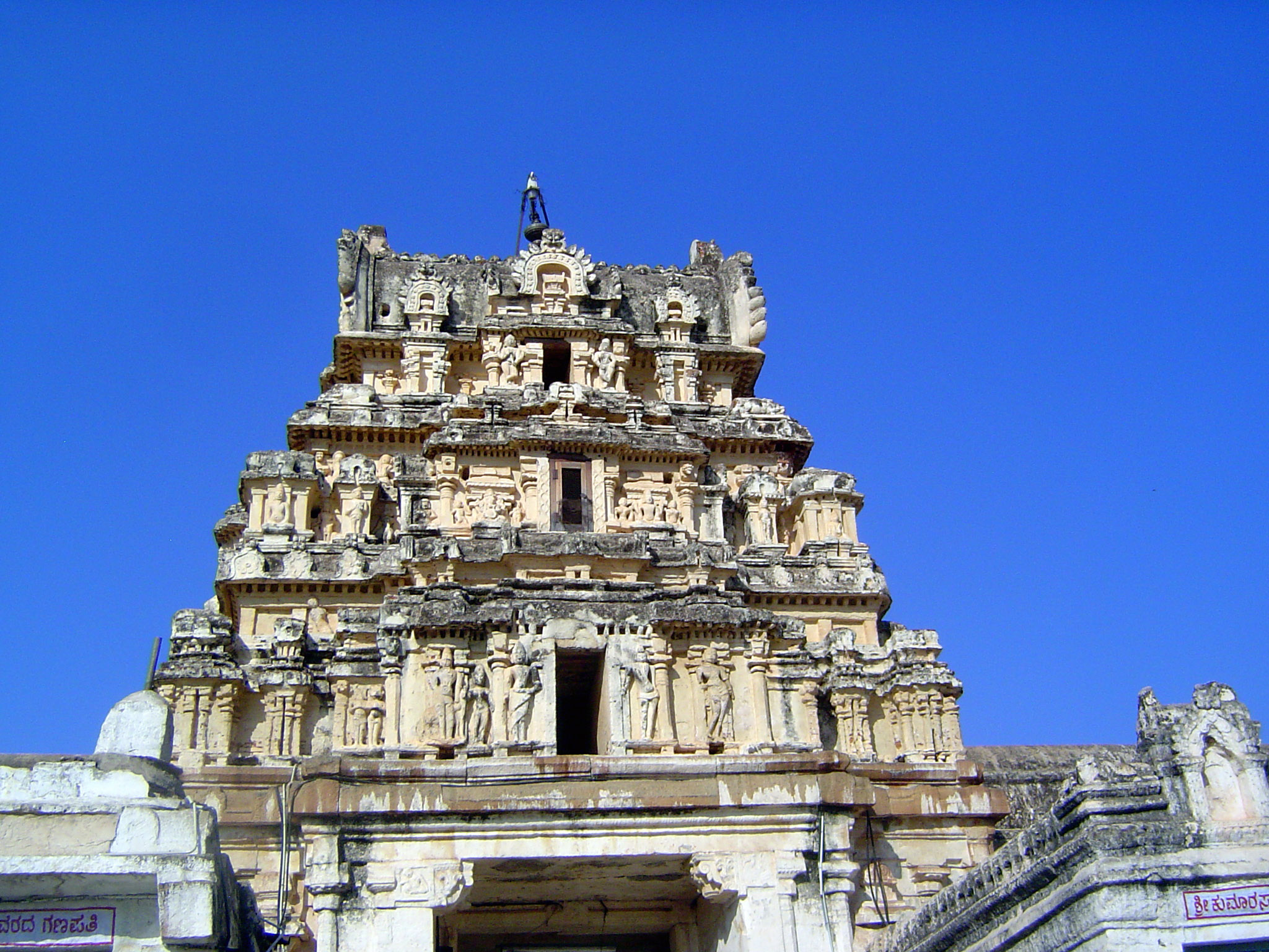 The second gopura, though much lower than the first, has sculptures in the bays of the upper tiers.