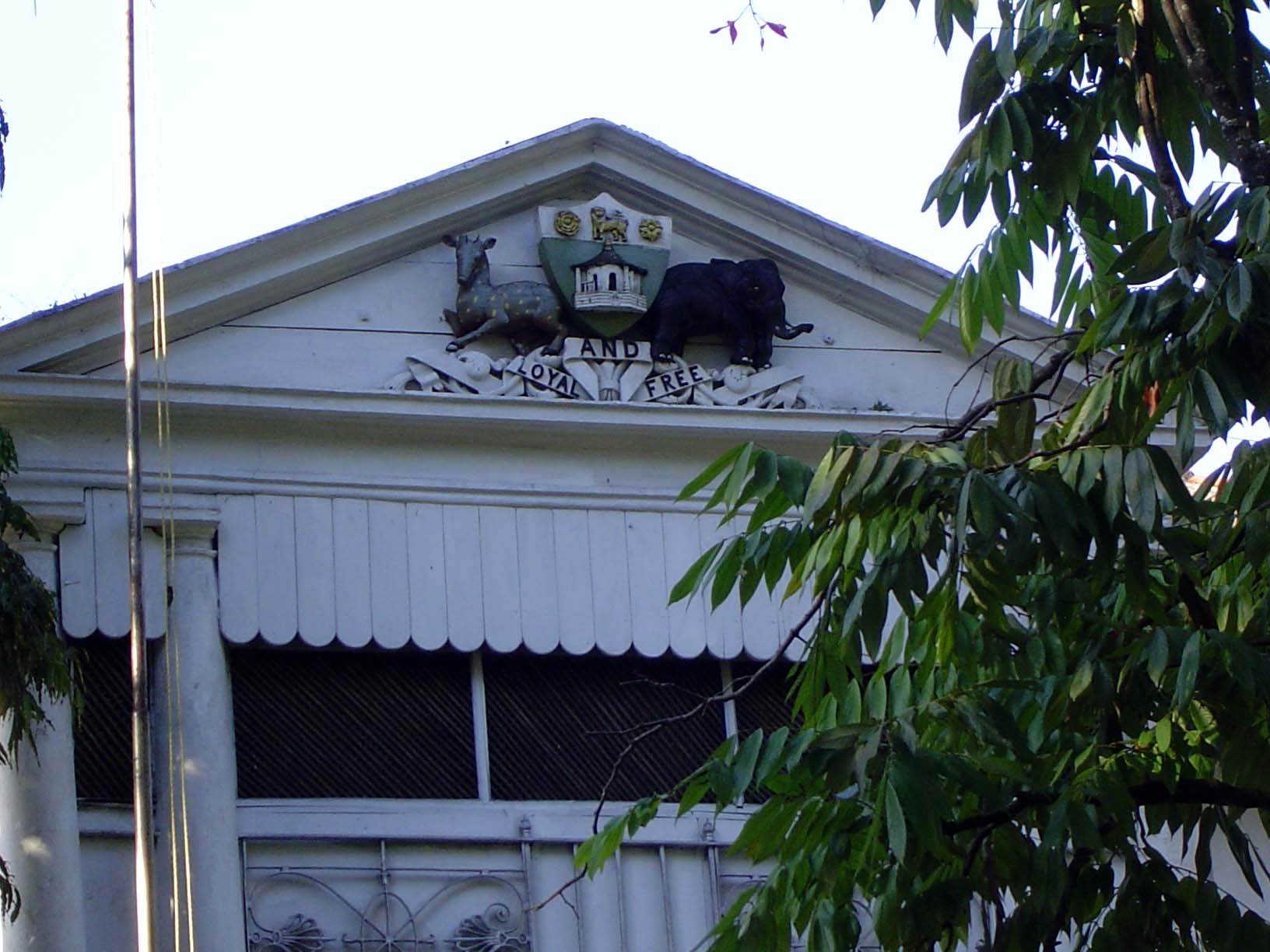 A closeup of the Kandy coat-of-arms. It says something about the effects of a long-running civil war that a camera pointed at what should be