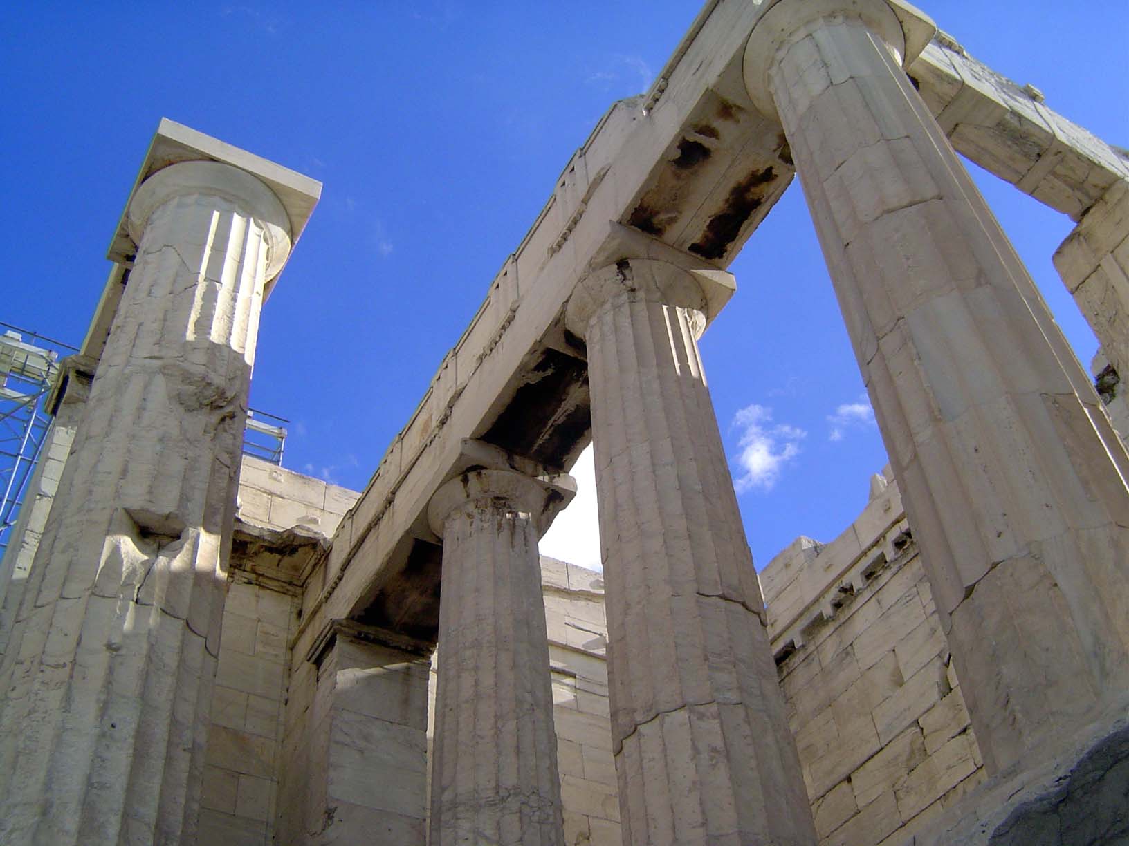 The south wing, with one of the main-gate columns on the left. It's been under restoration since 1909, a much longer time than Mnisicles spe