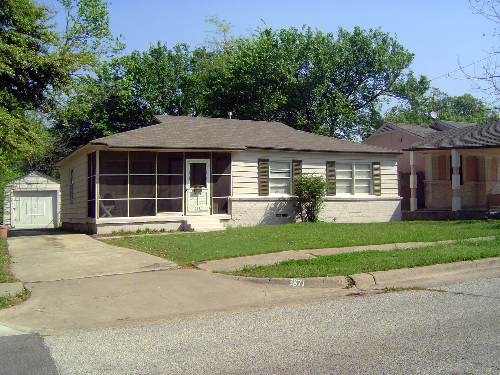 Here's a home with that increasingly rare thing, a screened porch. It's in the Walnut Hill neighborhood, about half a mile north of Love Fie