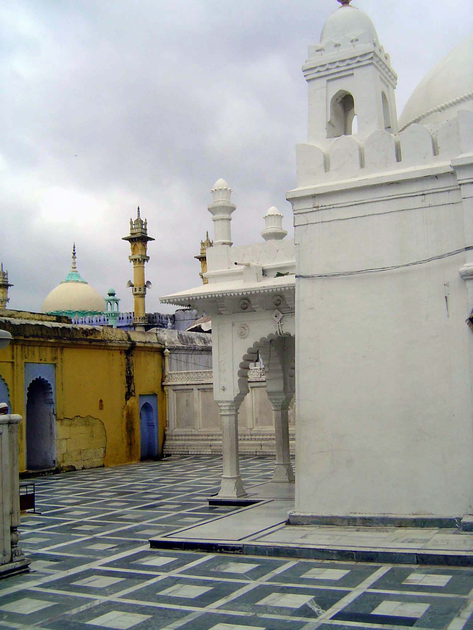 The tomb in the foreground is that of Saiyad Zain-ud-din, who died in 1370. The structure is much later, built by one of his disciples, but