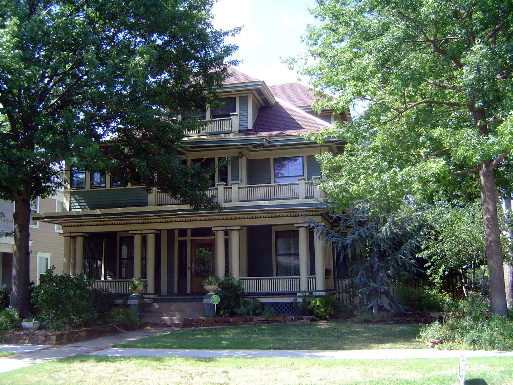 Here's 801 NW 16th, built in 1907 and in the same family since at least 1976. All three of these houses were within a minute's walk of the t