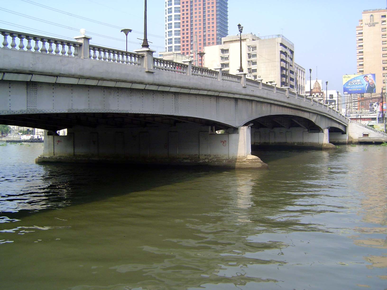 We're heading north from the post office and crossing the Jones Bridge over the Pasig River. The bridge is named for William Atkinson Jones—