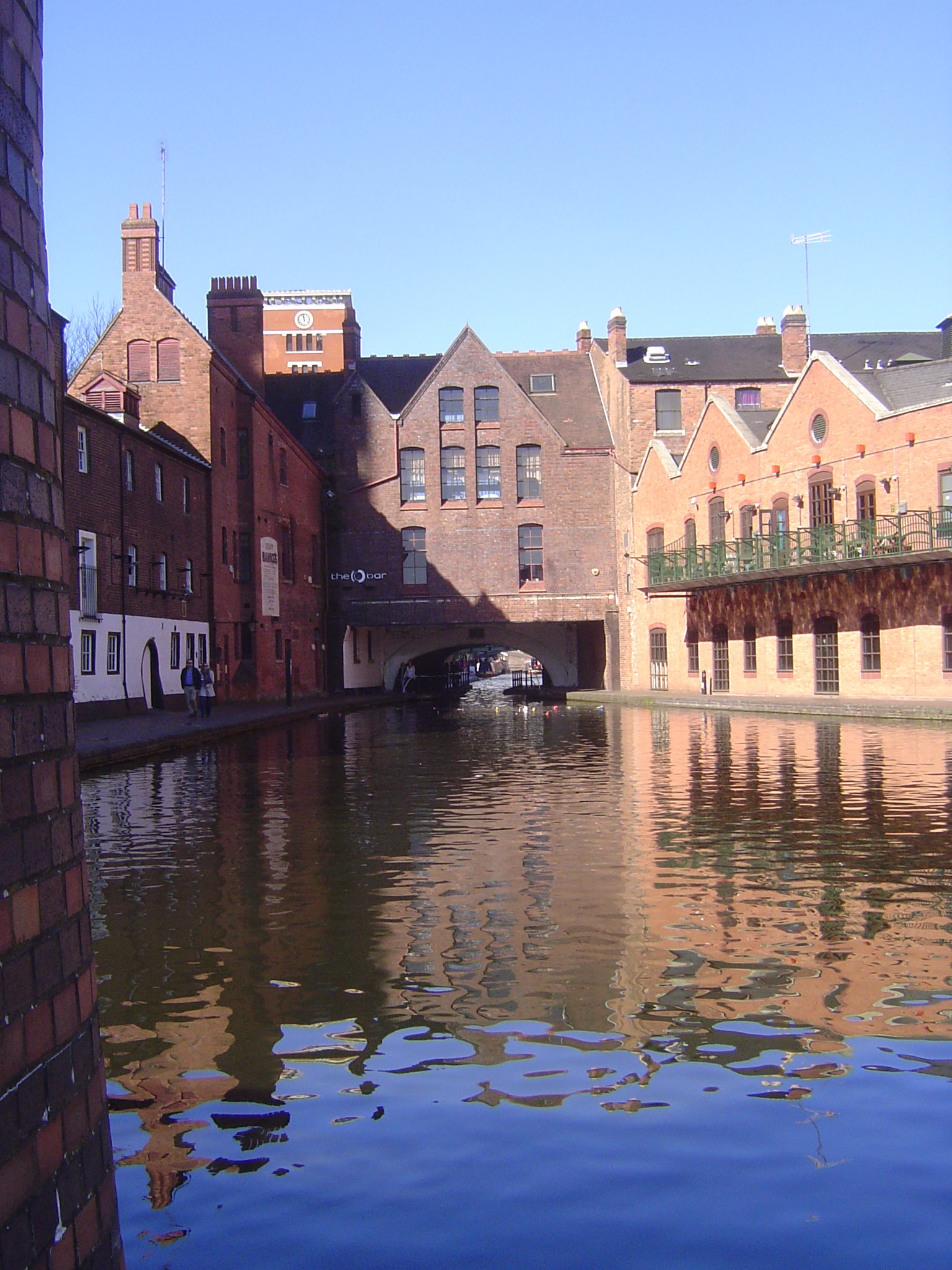 Birmingham was at a junction on England's canal network.

Charles Pye, writing about 1820, refers to "a regular communication by water betwe