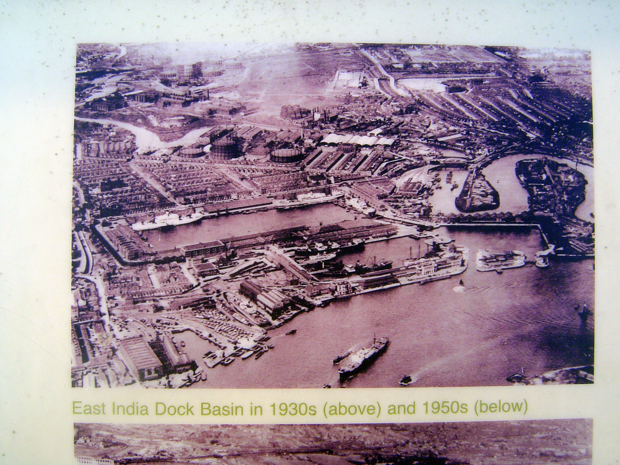 As the dock was in the 1930s: entrance pool, import dock, export dock. The meanders belong to the Lea River, extending to the upper left.