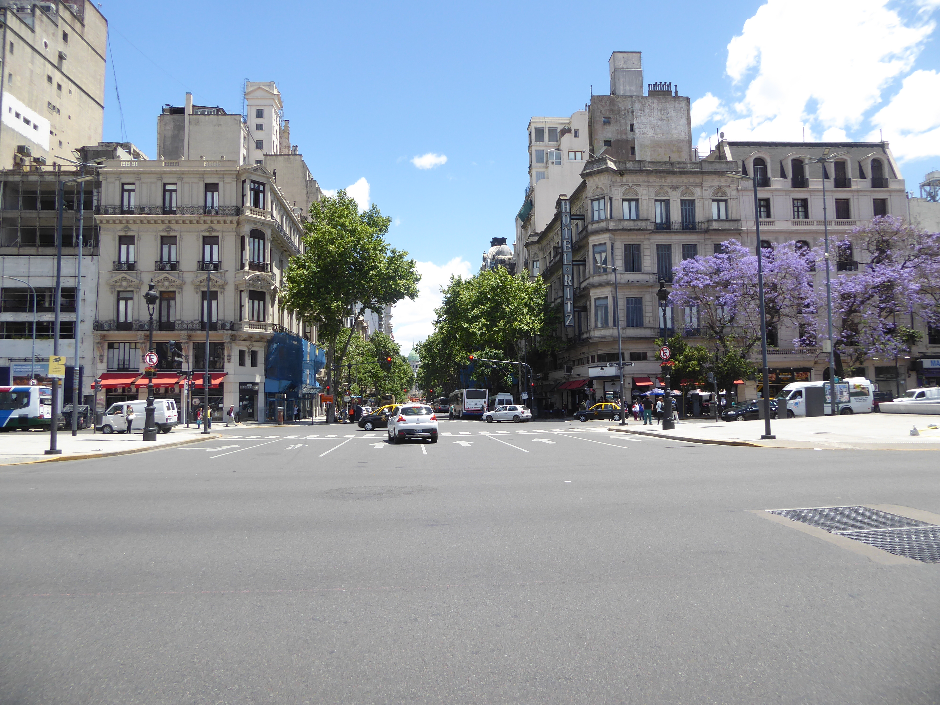 We've come down a couple of more blocks to the Avenida 9 de Julio. What can we say except "Hold hands, children."

Named for Argentina's Ind