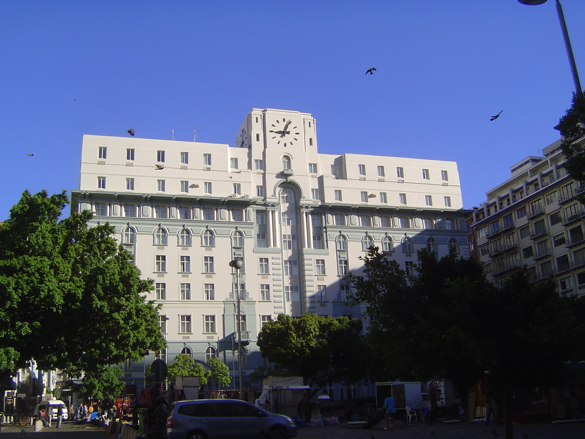 Greenmarket Square, now a craft market, is set into the grid much like a county courthouse is parts of the United States. The square is now