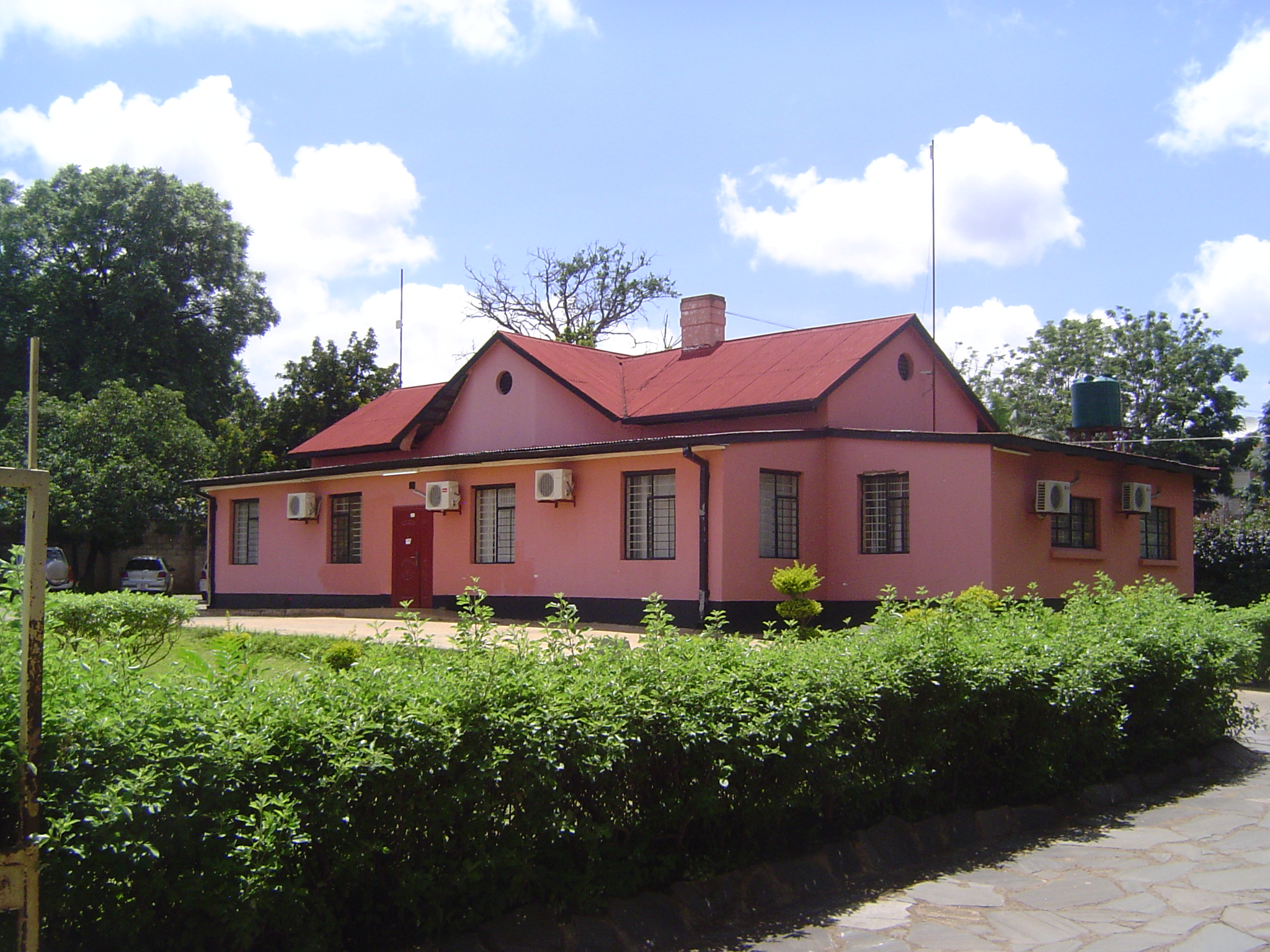 A bungalow in pink.