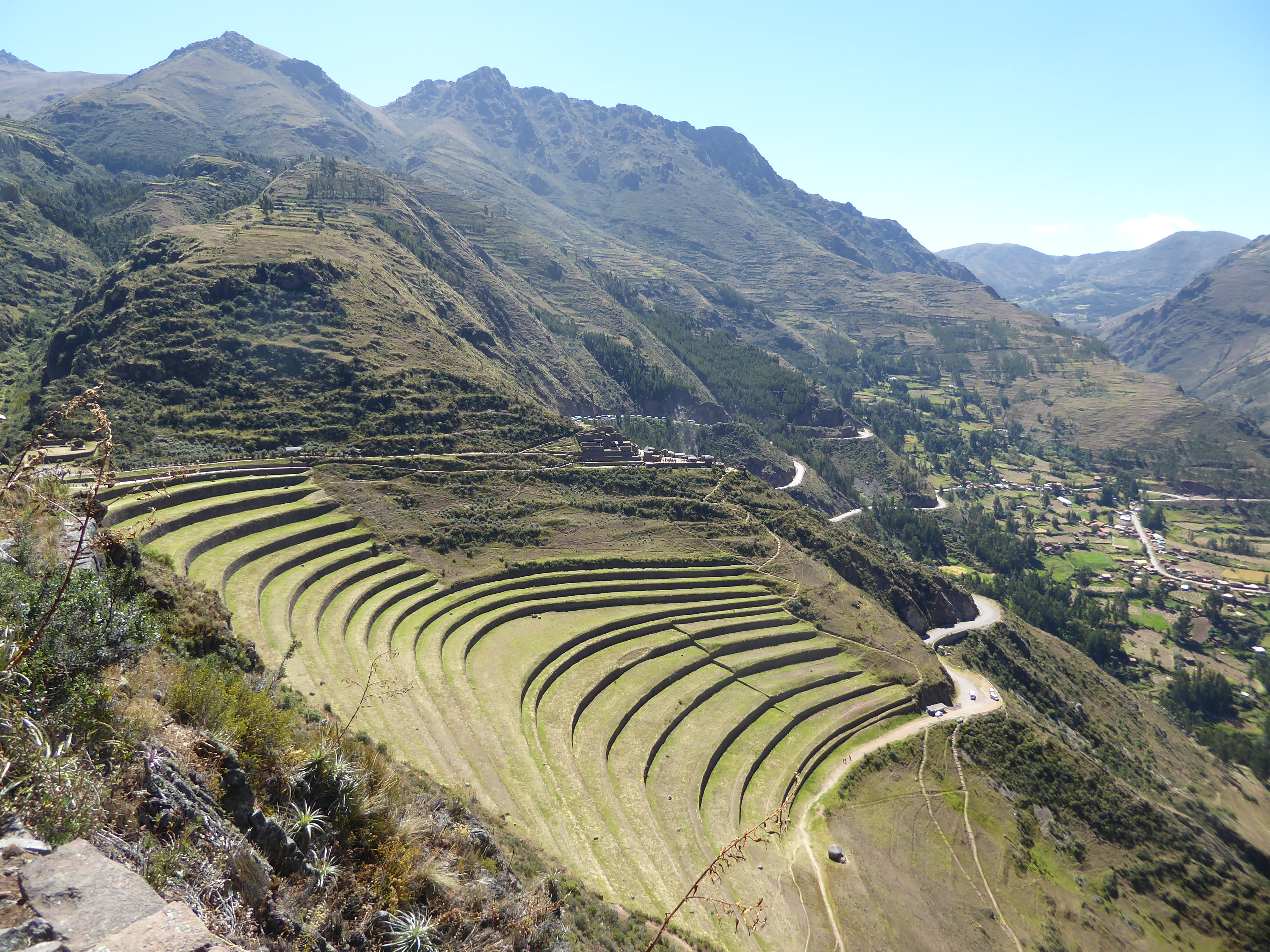 Breaktime's over: we're back on the ridge, but this time we'll stop at that parking place at the bottom of the terraces, and we'll walk alon