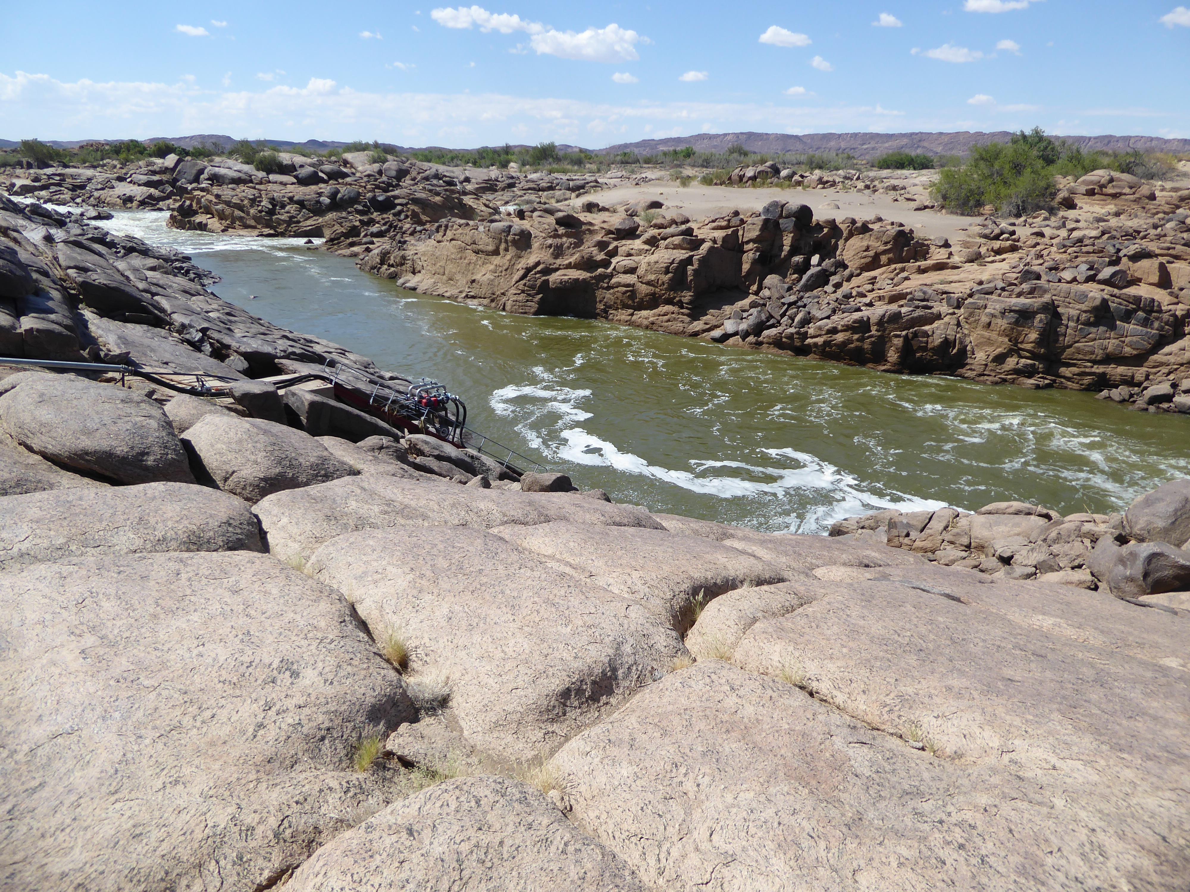 Not far downstream, the river is bordered by bare rock and patches of sand. Explanation? Once a decade or so, the river floods, scrapes ever