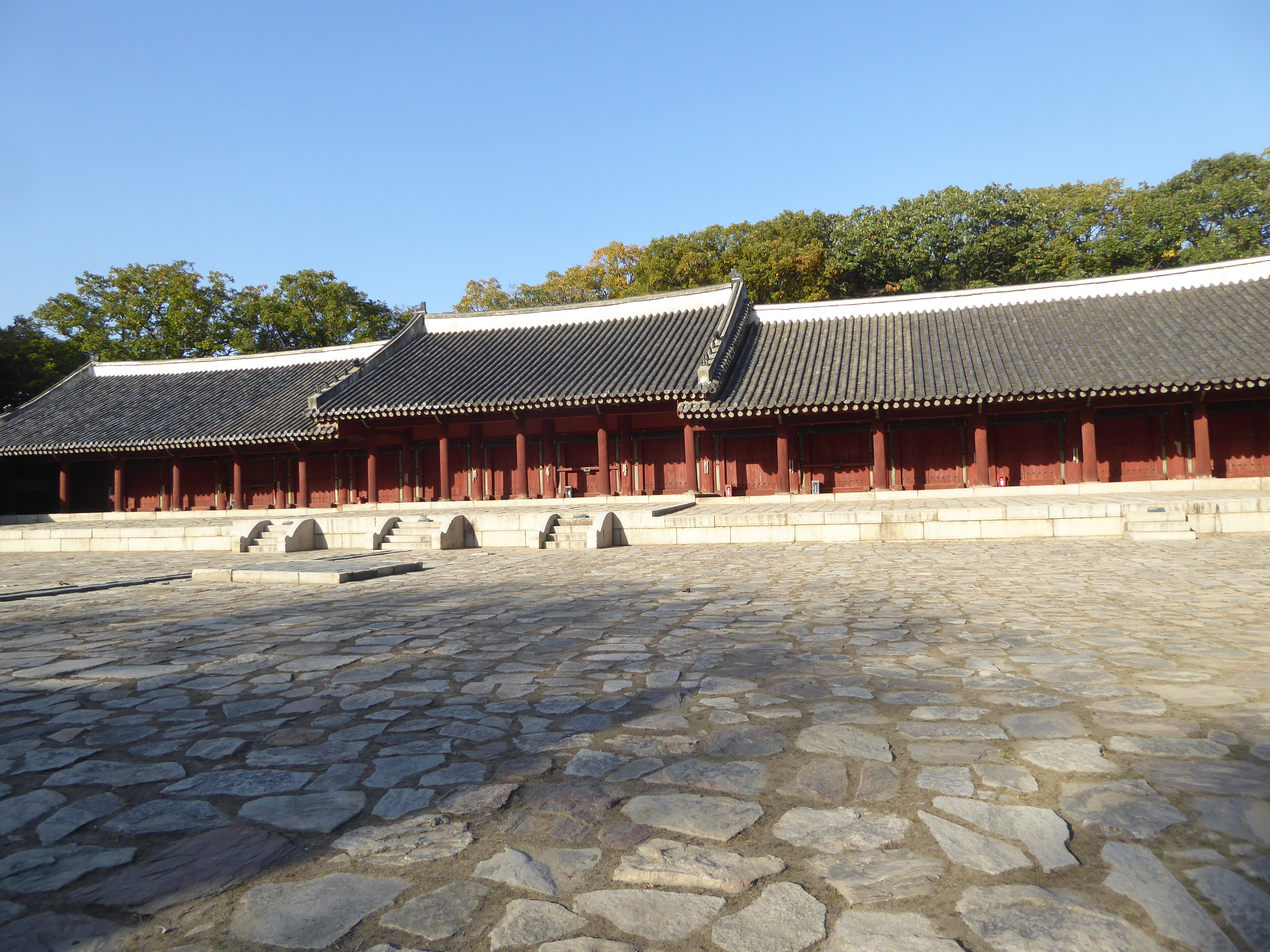 The Yongnyong-jon or Annex was built in 1421 but expanded with its side wings in 1608 and again in 1836 to hold 16 chambers and 34 tablets,