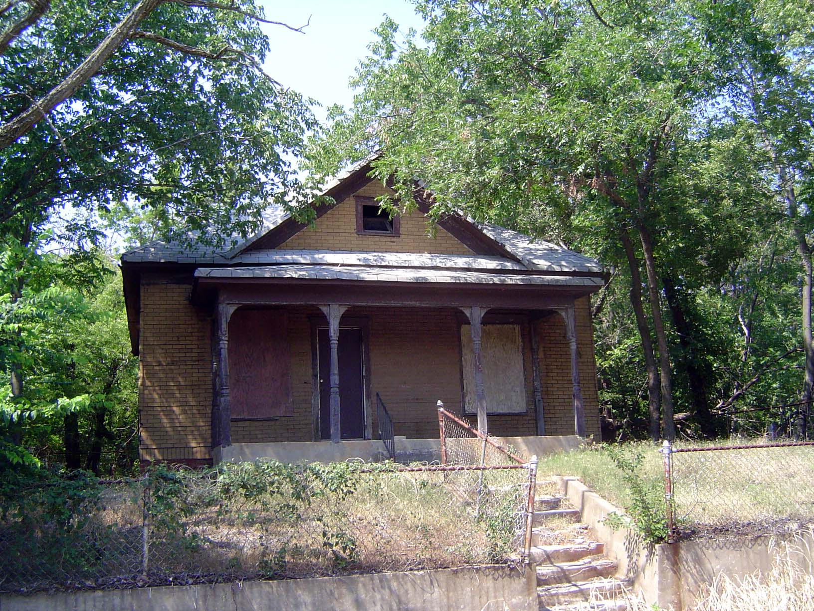 Here's 711 2nd, built in 1910 and sold by the city to Harvesters Assembly in 2004.