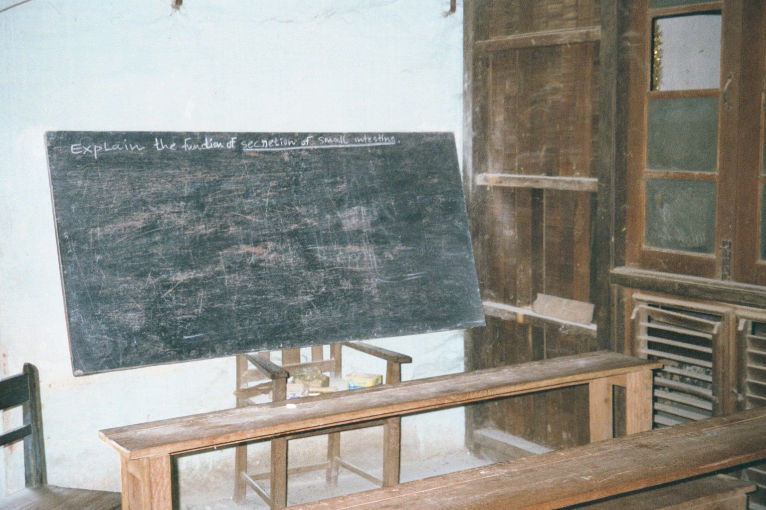 It's presently a private school, here with a fragment of a science class, taught in English.