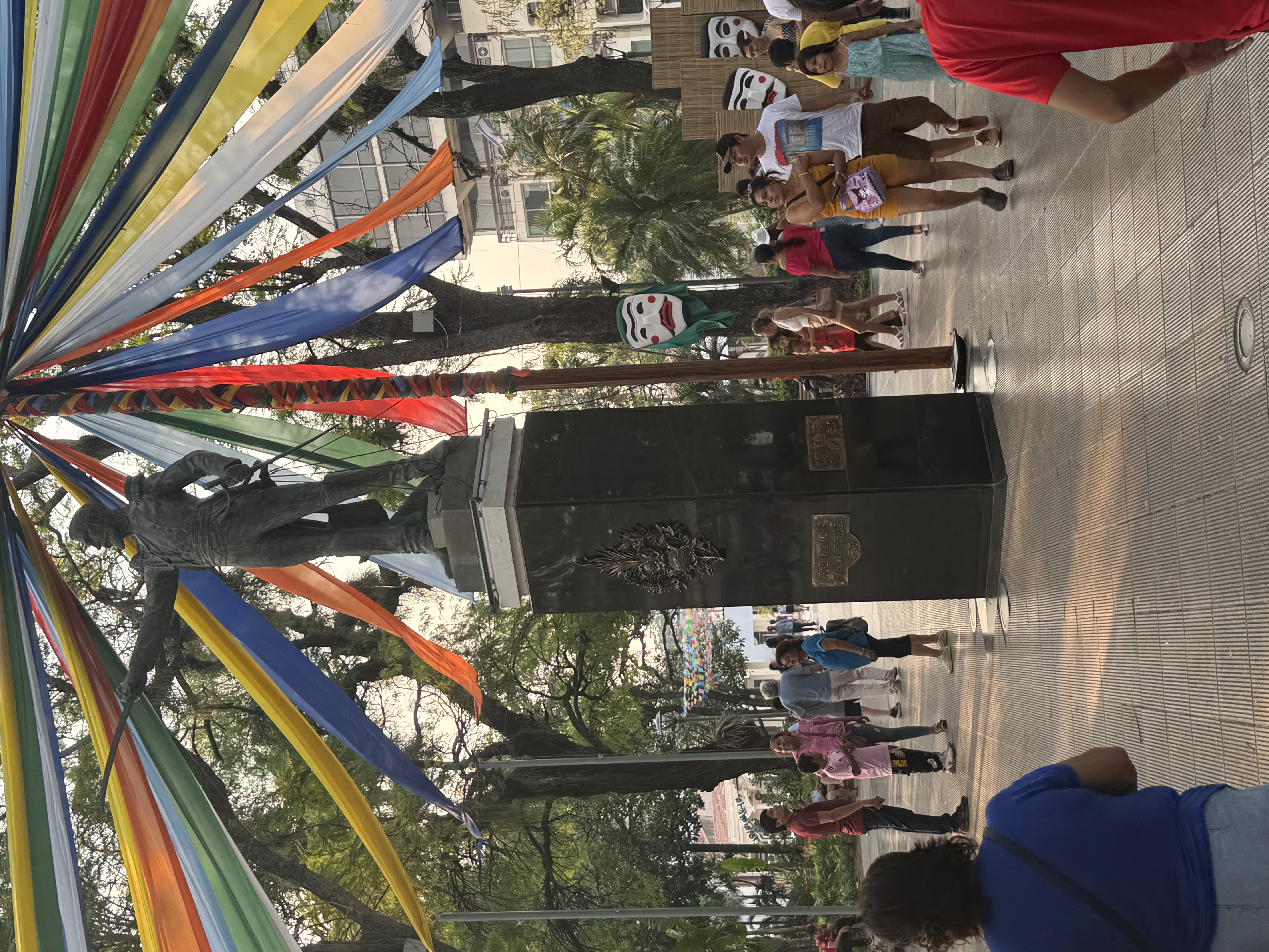 Meanwhile, back in Santa Cruz de la Sierra, people are wandering around the statue of Ignacio Warnes 1772-1816.  Of course you're never hear