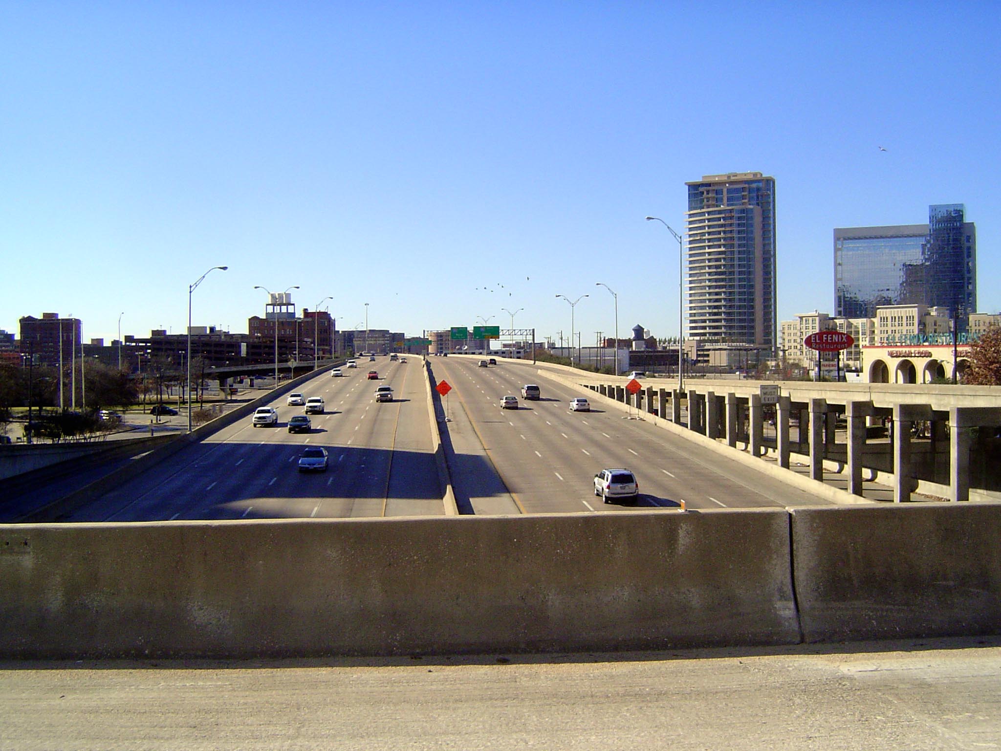 The Woodall Rogers Freeway, an accomplice to the devastation of downtown. Think a pedestrian can get across, or even under with pleasure? Th