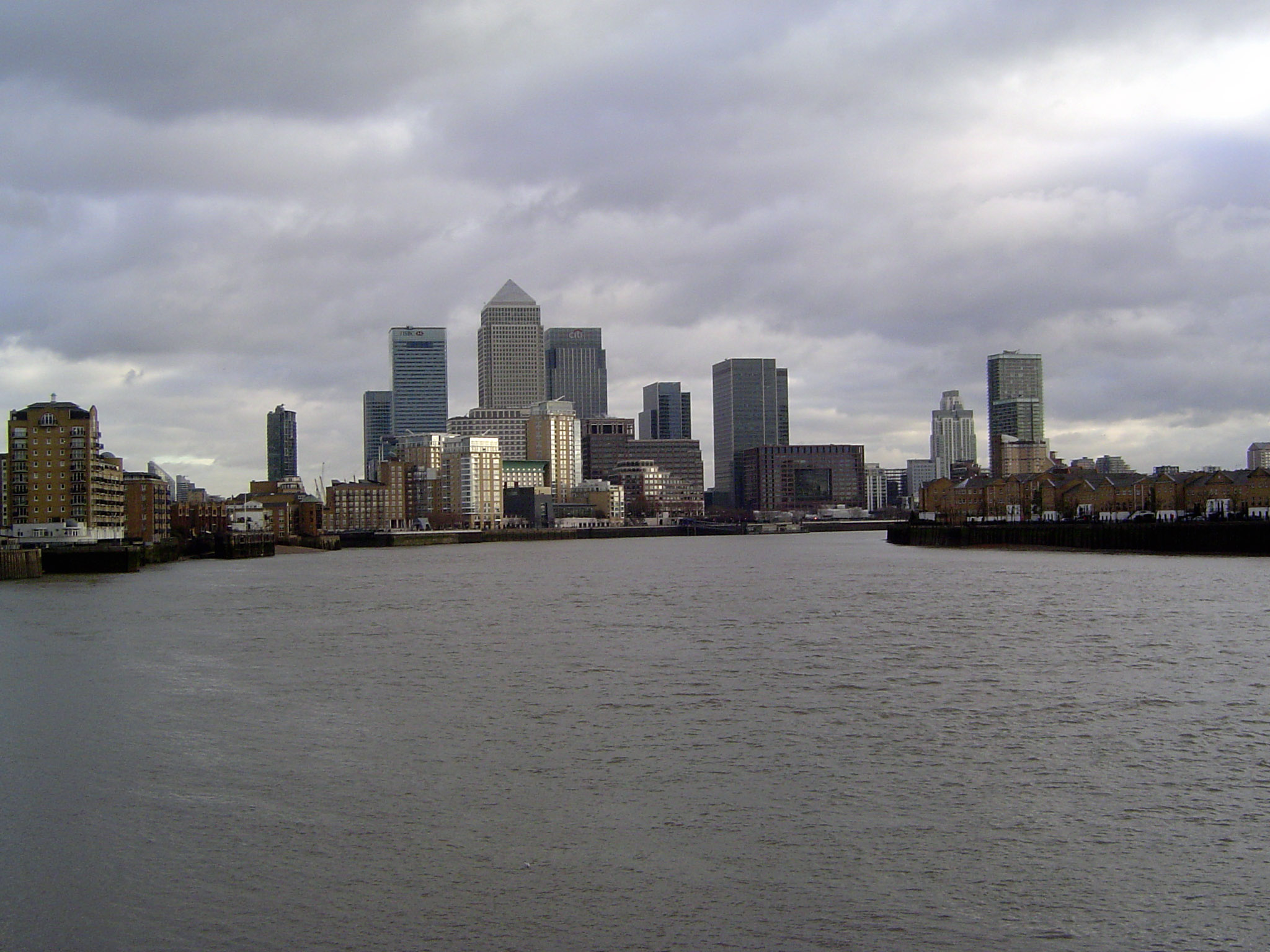 The view of Canary Wharf from the park promenade. The river here begins a great meander to the south and around the Isle-of-Dogs, after whic