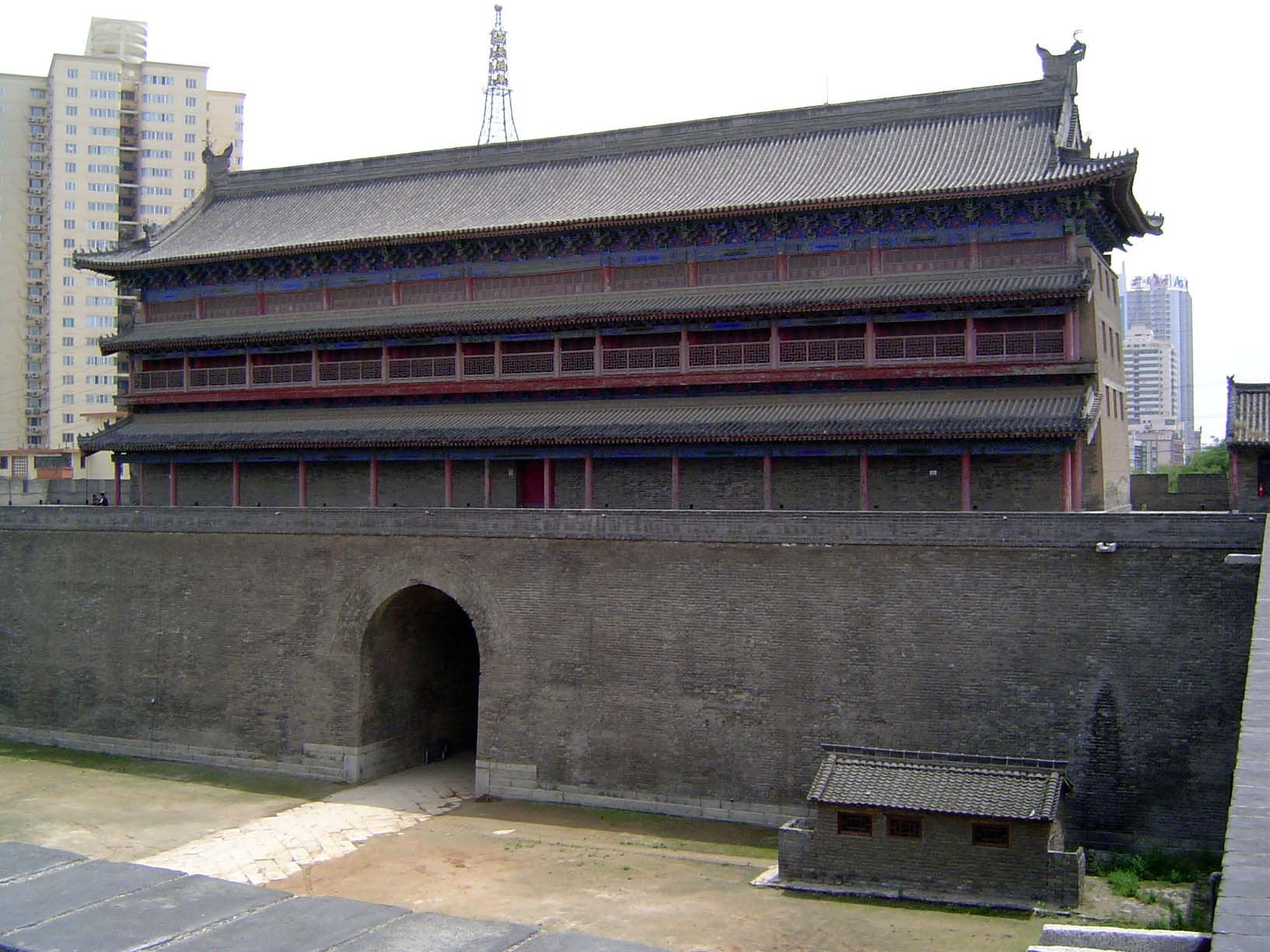 The same gate from inside the gate-yard. Highrises are kept outside the wall.