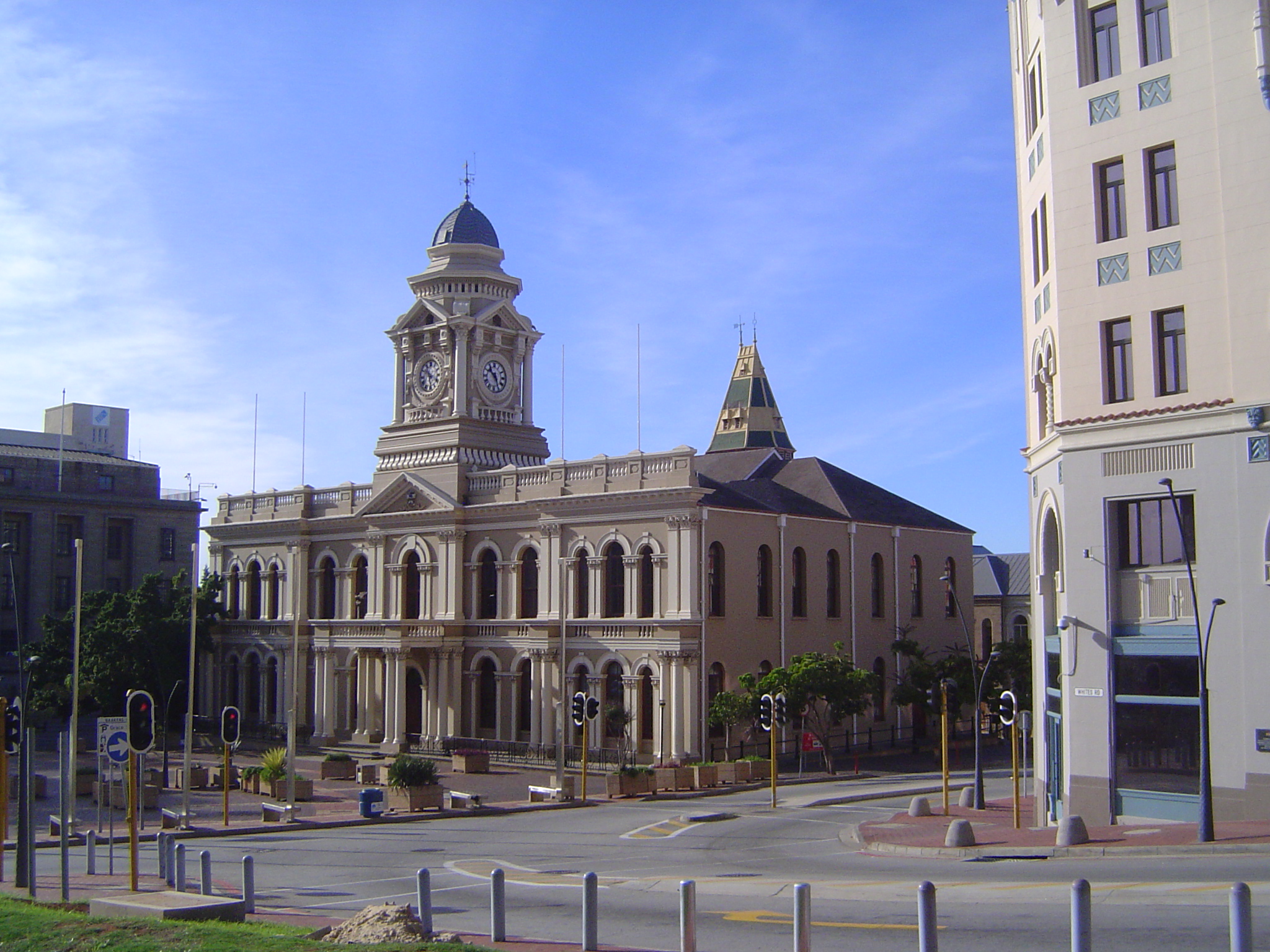 The interesting thing is that the town hall is new, a replica of a building finished in 1862 and destroyed by fire in 1977. So by about 1980