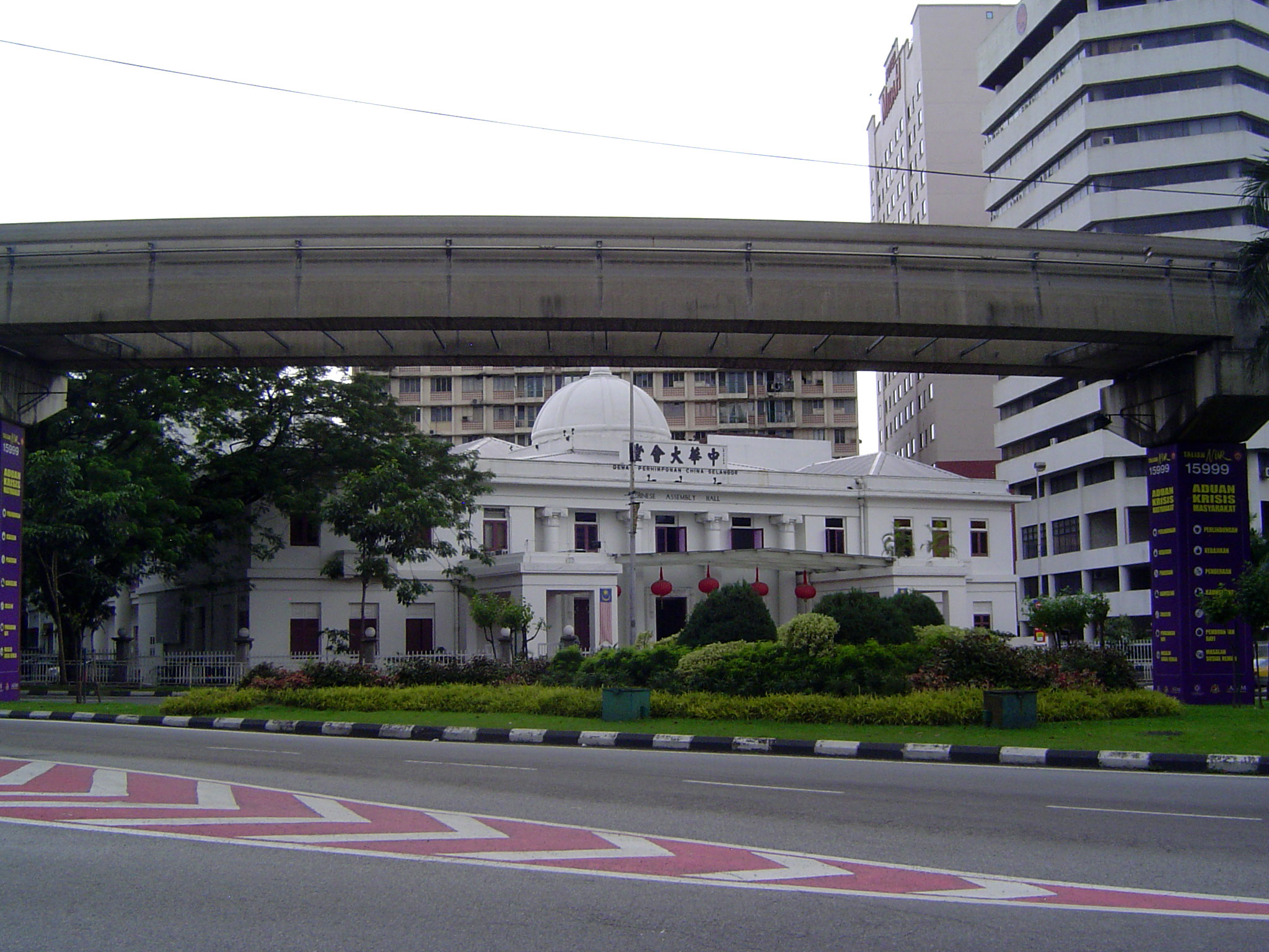 The Chinese community built this Assembly Hall in 1921 to house the Chinese Chamber of Commerce for British Malaya, now the Associated Chine