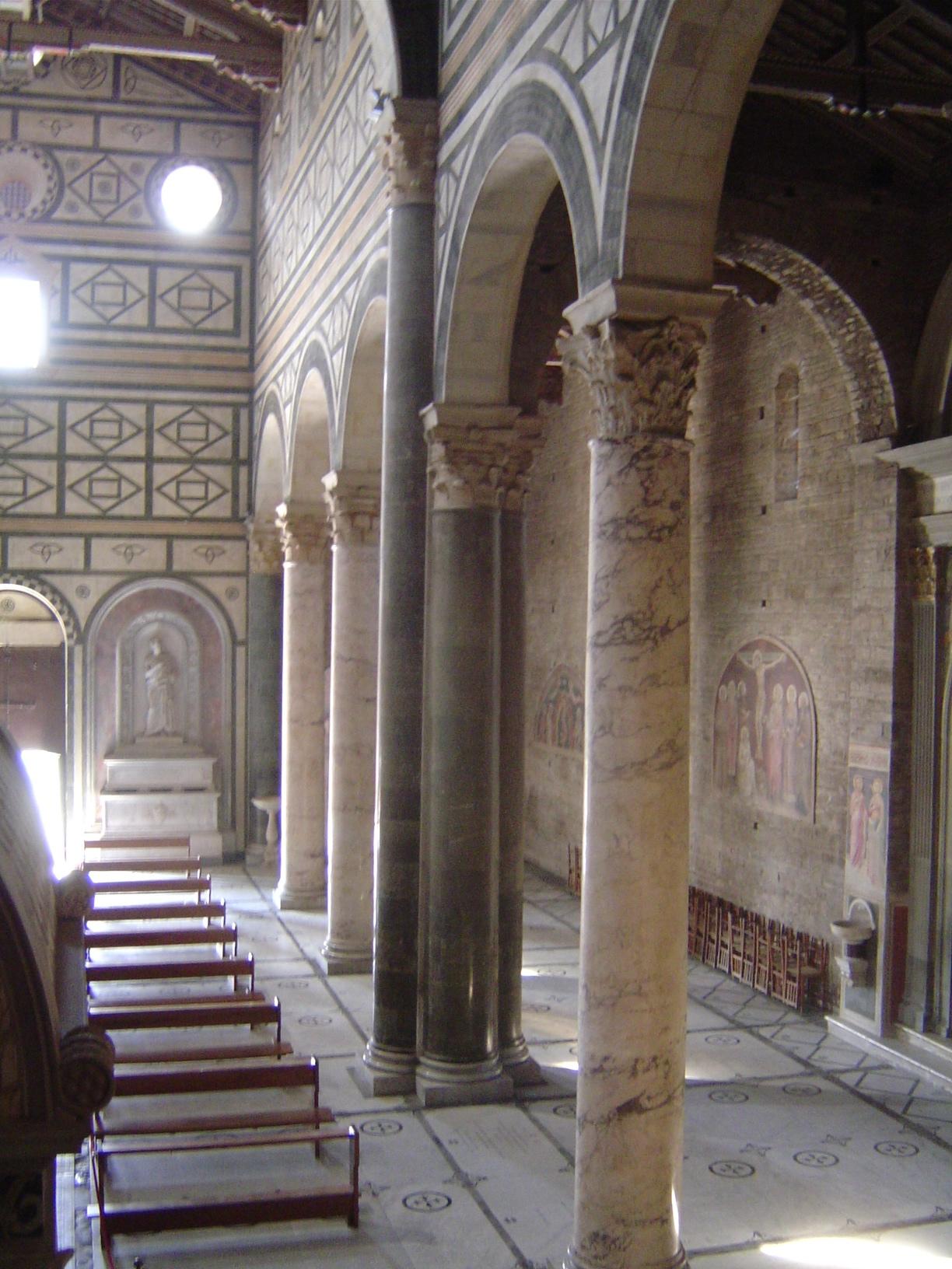 The green-on-white inlay continues inside the church, which has a very simple floor plan, with a nave unusually open to the aisles. Unlike C