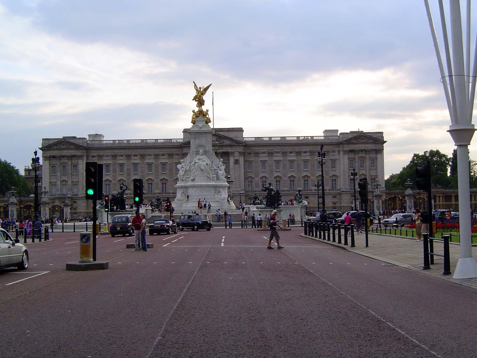 Pride of place presumably goes to the monarchy, here with the Victoria Monument by Thomas Brock, 1911.