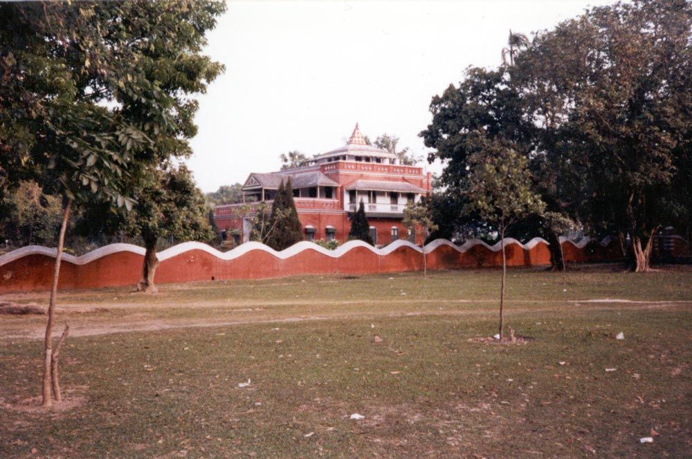 A few hundred yards away, the Tagore house. The peace and quiet are very loud.