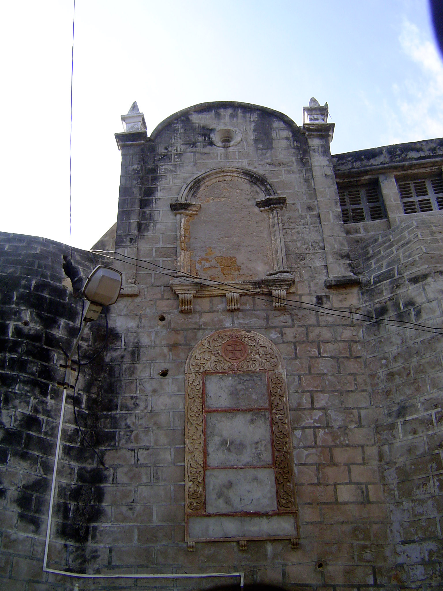 The inscriptions were a casualty of the Indian takeover in 1961, but old photos show that they were added in 1656 by order of Governor Sarme